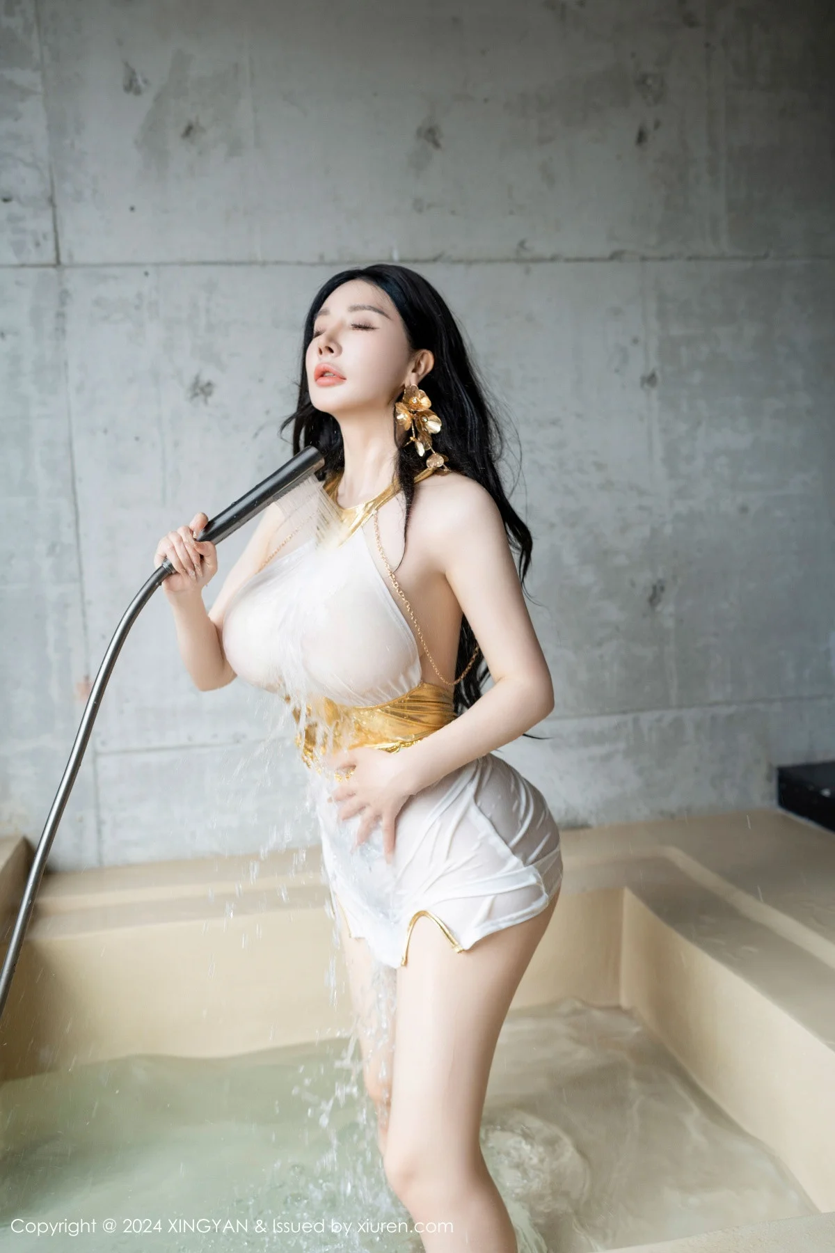 潘思沁性感白色轻透连衣短裙配原色丝袜秀丰满身材绝美写真 第 115 张