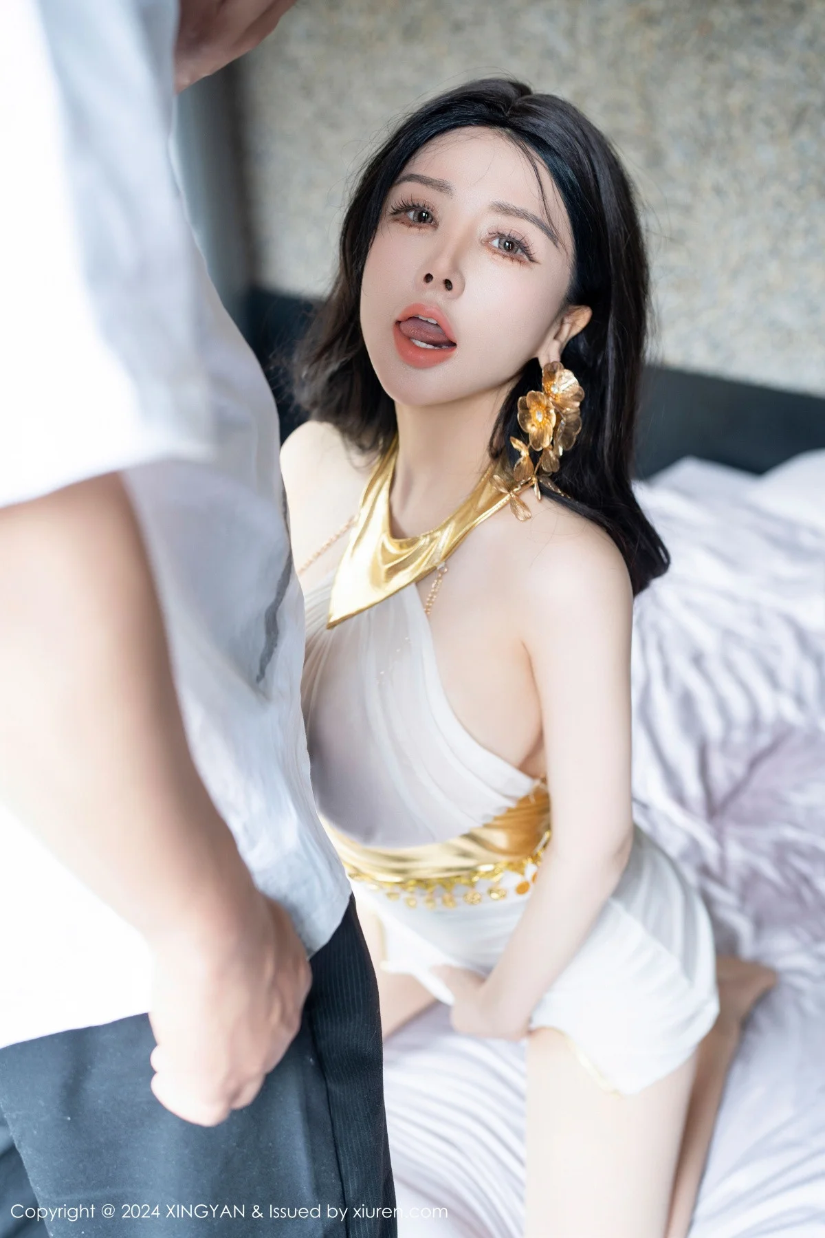 潘思沁性感白色轻透连衣短裙配原色丝袜秀丰满身材绝美写真 第 147 张
