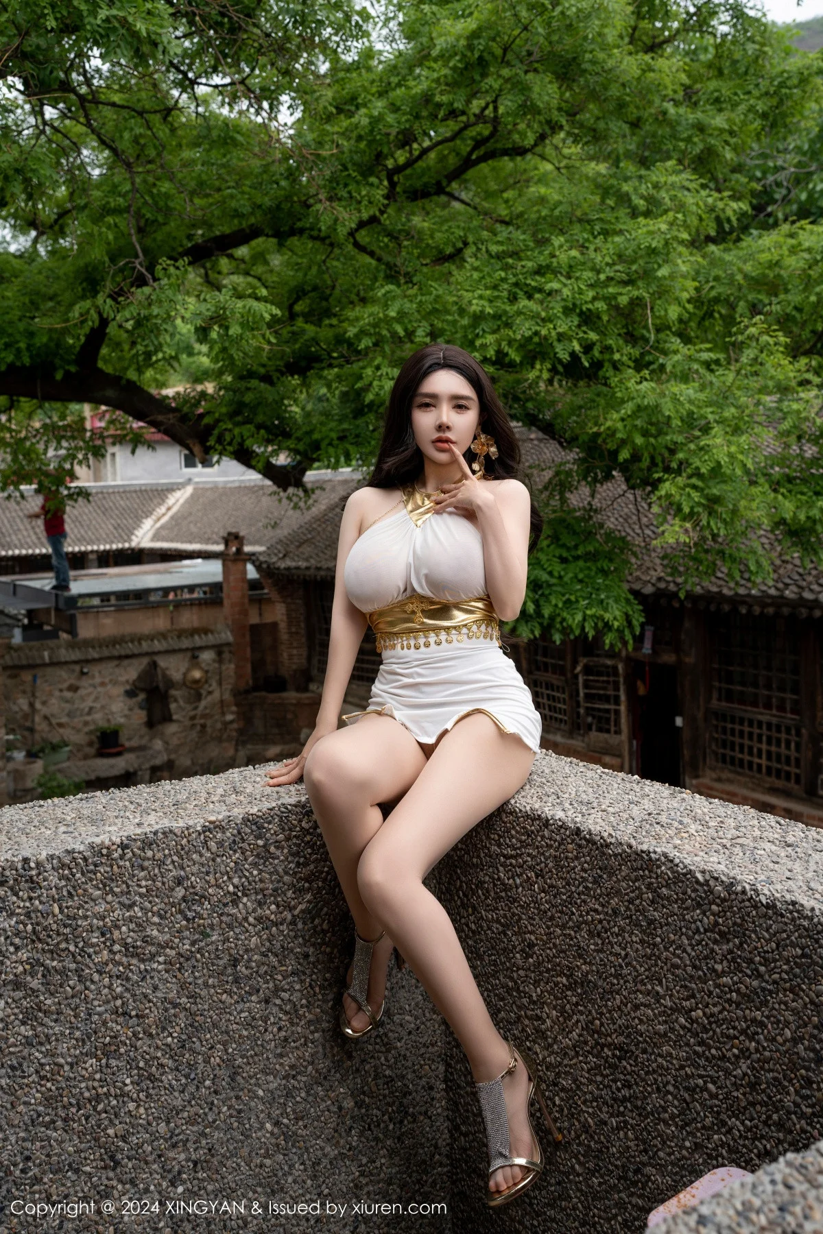 潘思沁性感白色轻透连衣短裙配原色丝袜秀丰满身材绝美写真 第 22 张