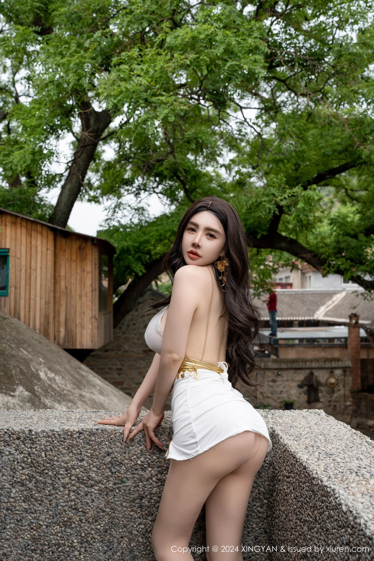 潘思沁性感白色轻透连衣短裙配原色丝袜秀丰满身材绝美写真 第 26 张