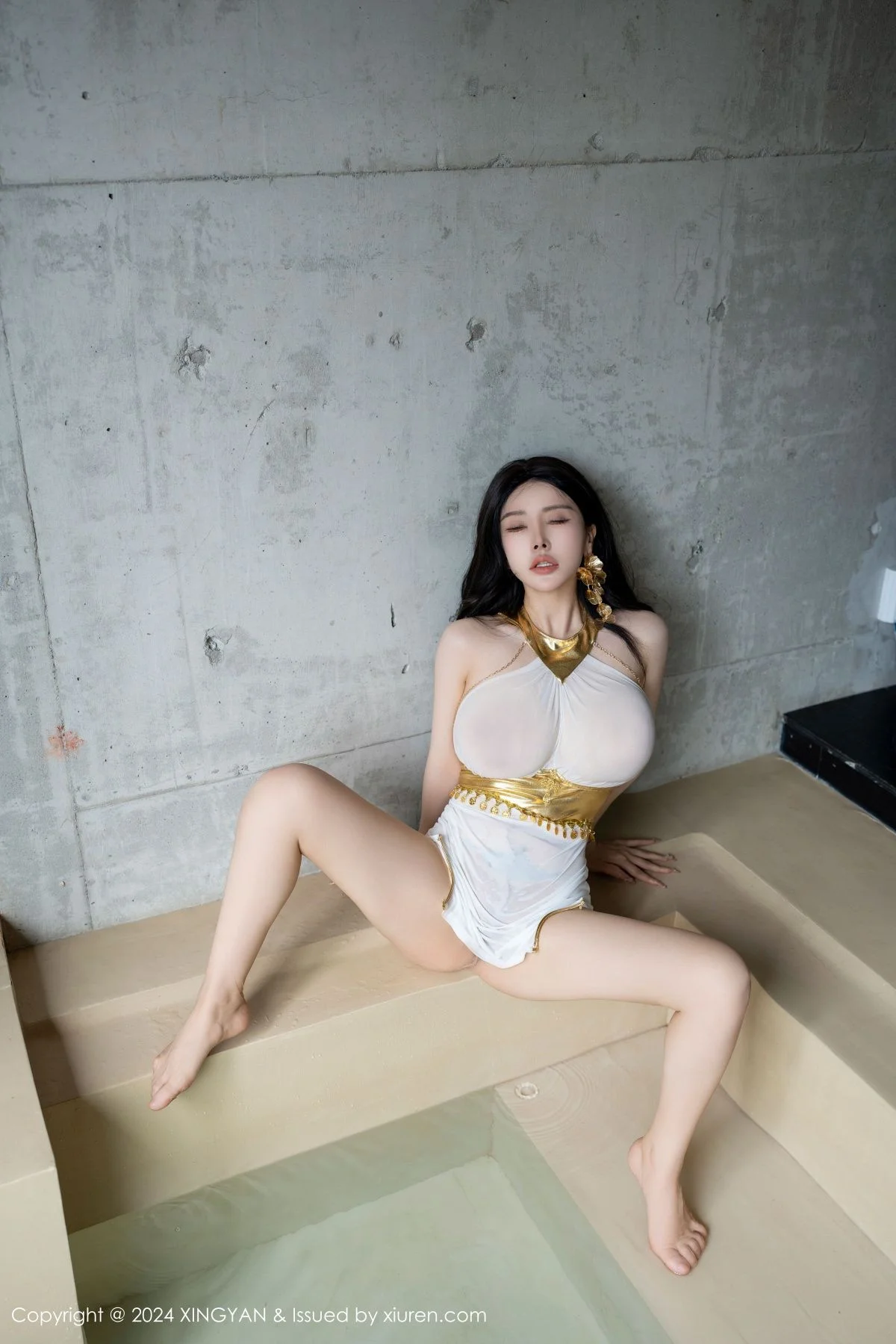 潘思沁性感白色轻透连衣短裙配原色丝袜秀丰满身材绝美写真 第 77 张