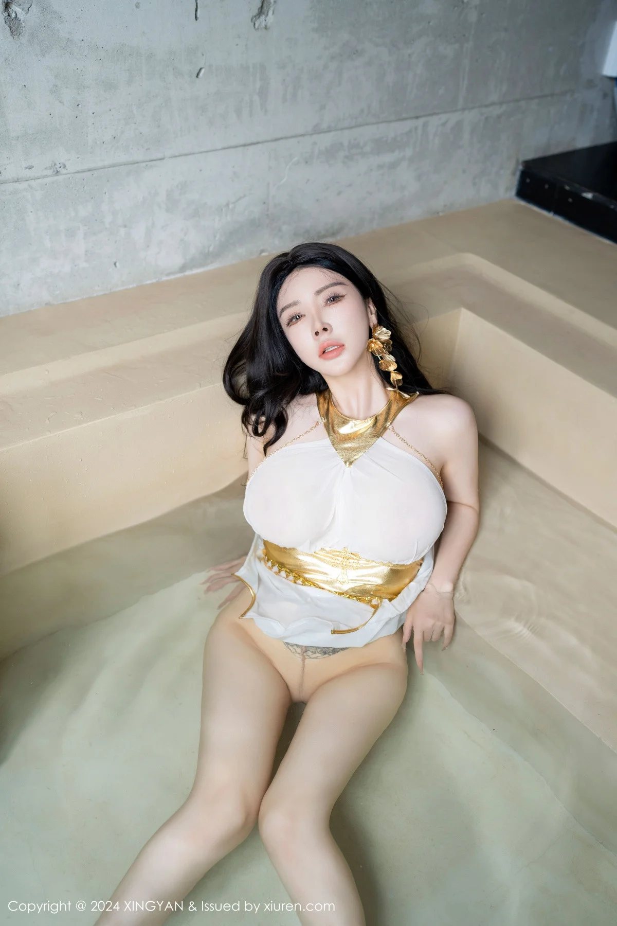 潘思沁性感白色轻透连衣短裙配原色丝袜秀丰满身材绝美写真 第 94 张