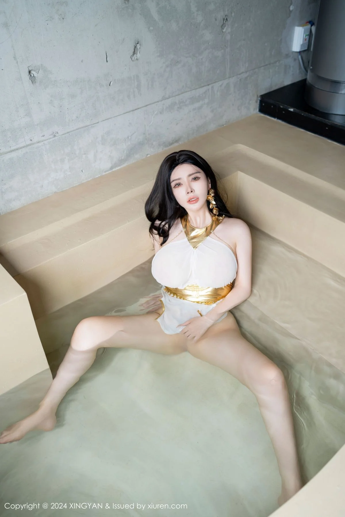 潘思沁性感白色轻透连衣短裙配原色丝袜秀丰满身材绝美写真 第 97 张