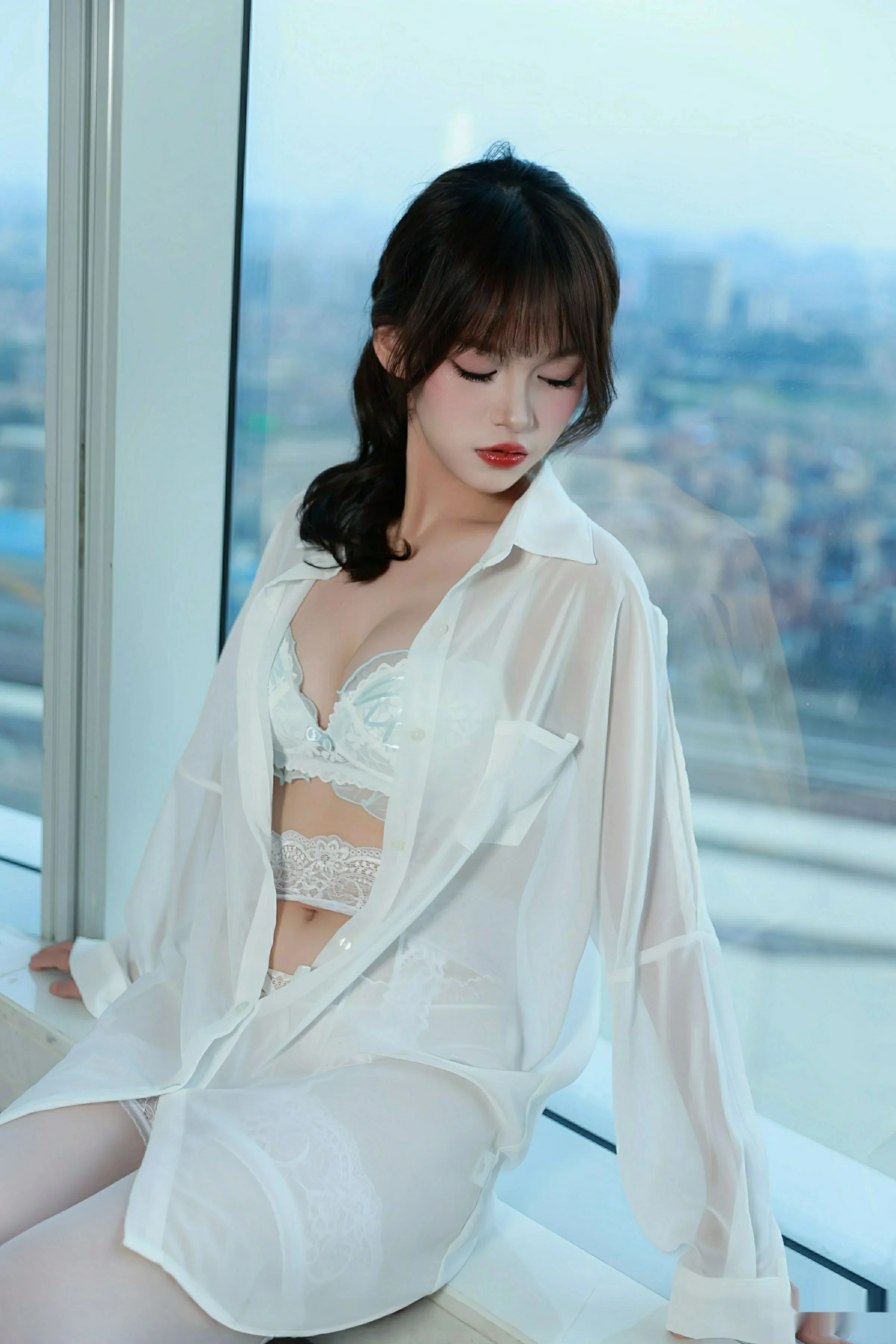 糯咪性感白色衬衫露白色内衣配白丝吊袜秀完美身材绝美写真 第 10 张