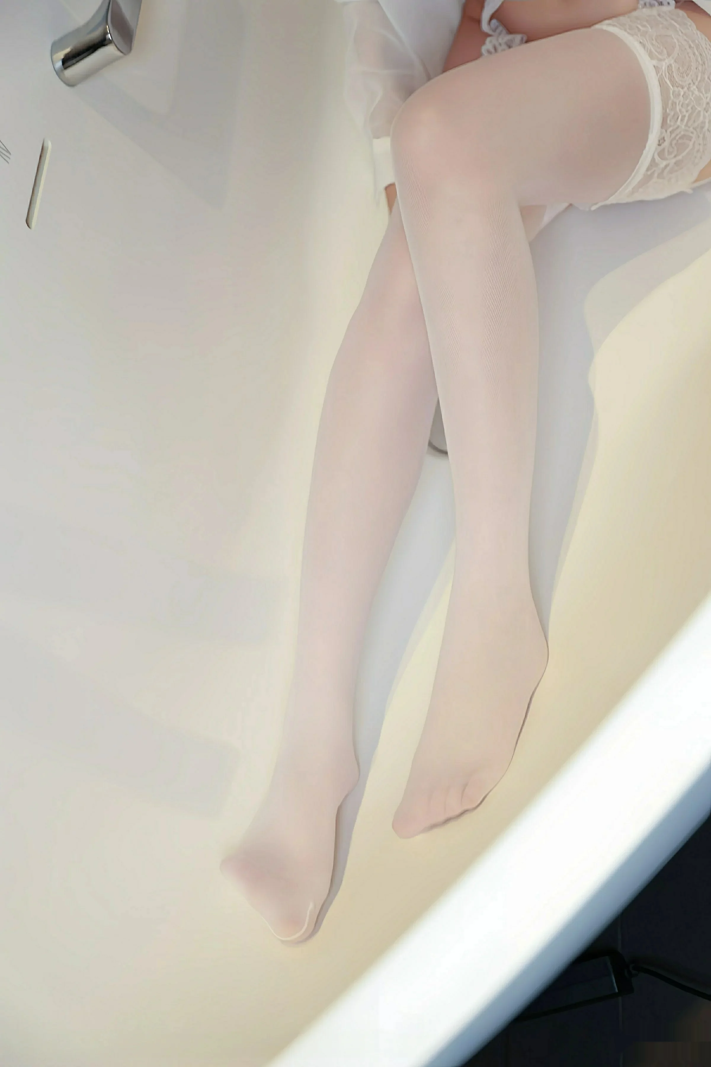 糯咪性感白色衬衫露白色内衣配白丝吊袜秀完美身材绝美写真 第 119 张
