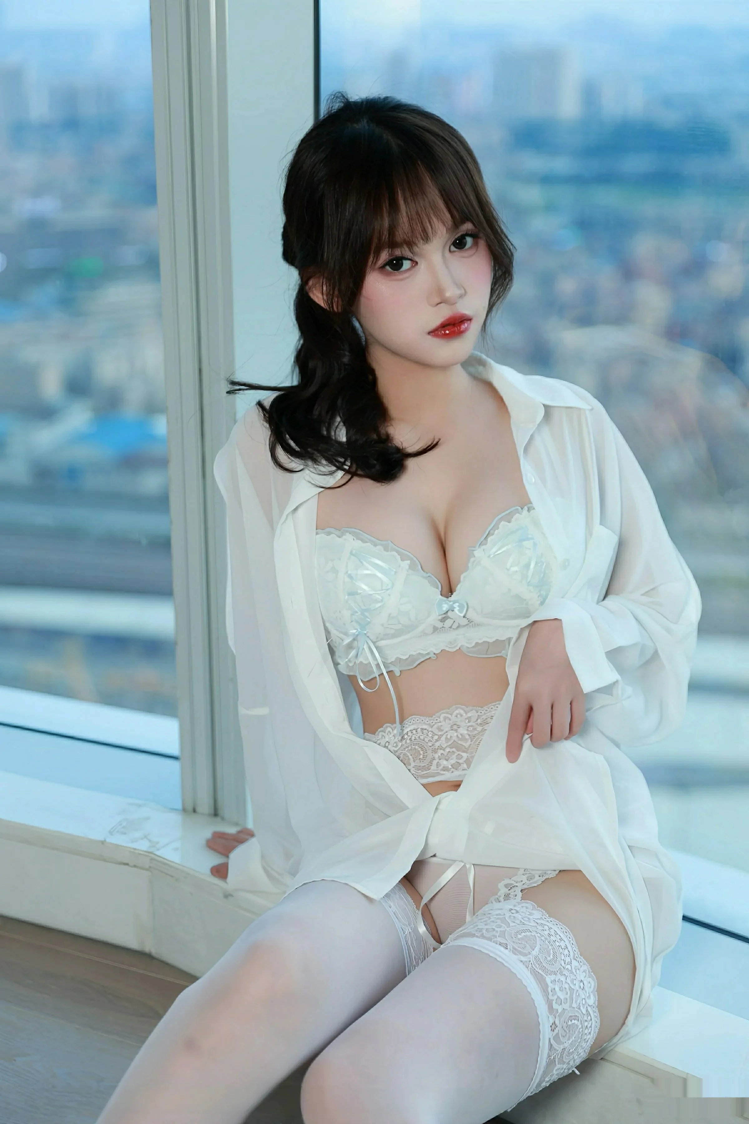 糯咪性感白色衬衫露白色内衣配白丝吊袜秀完美身材绝美写真 第 25 张