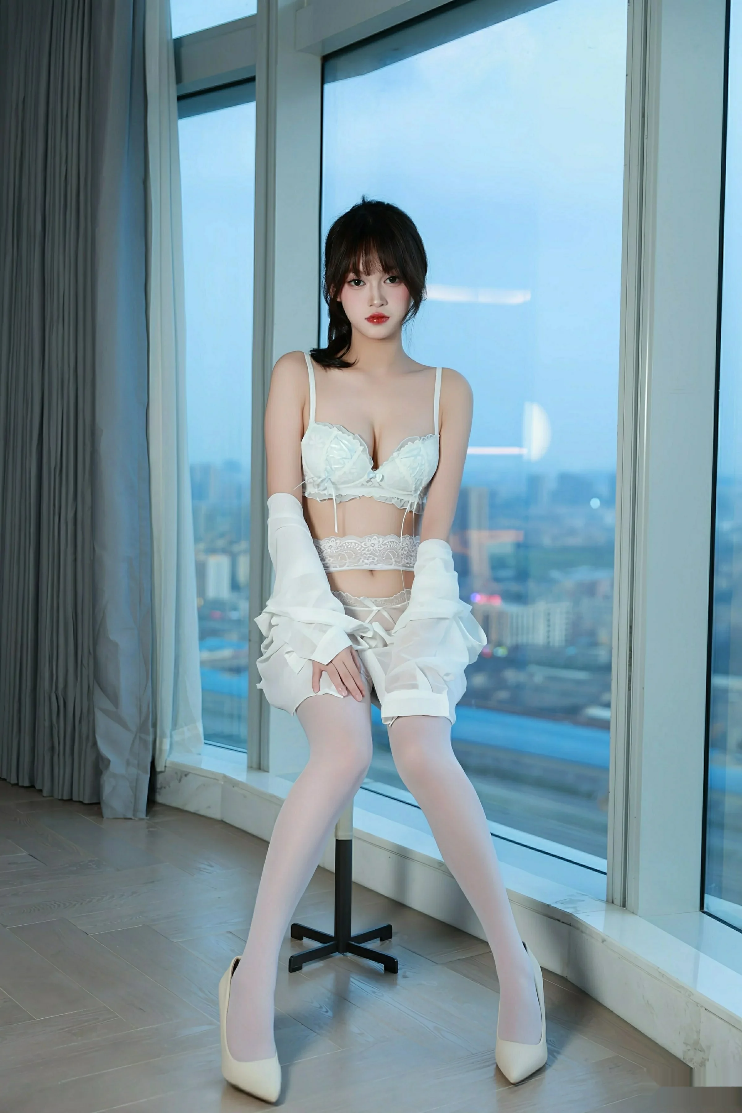 糯咪性感白色衬衫露白色内衣配白丝吊袜秀完美身材绝美写真 第 29 张
