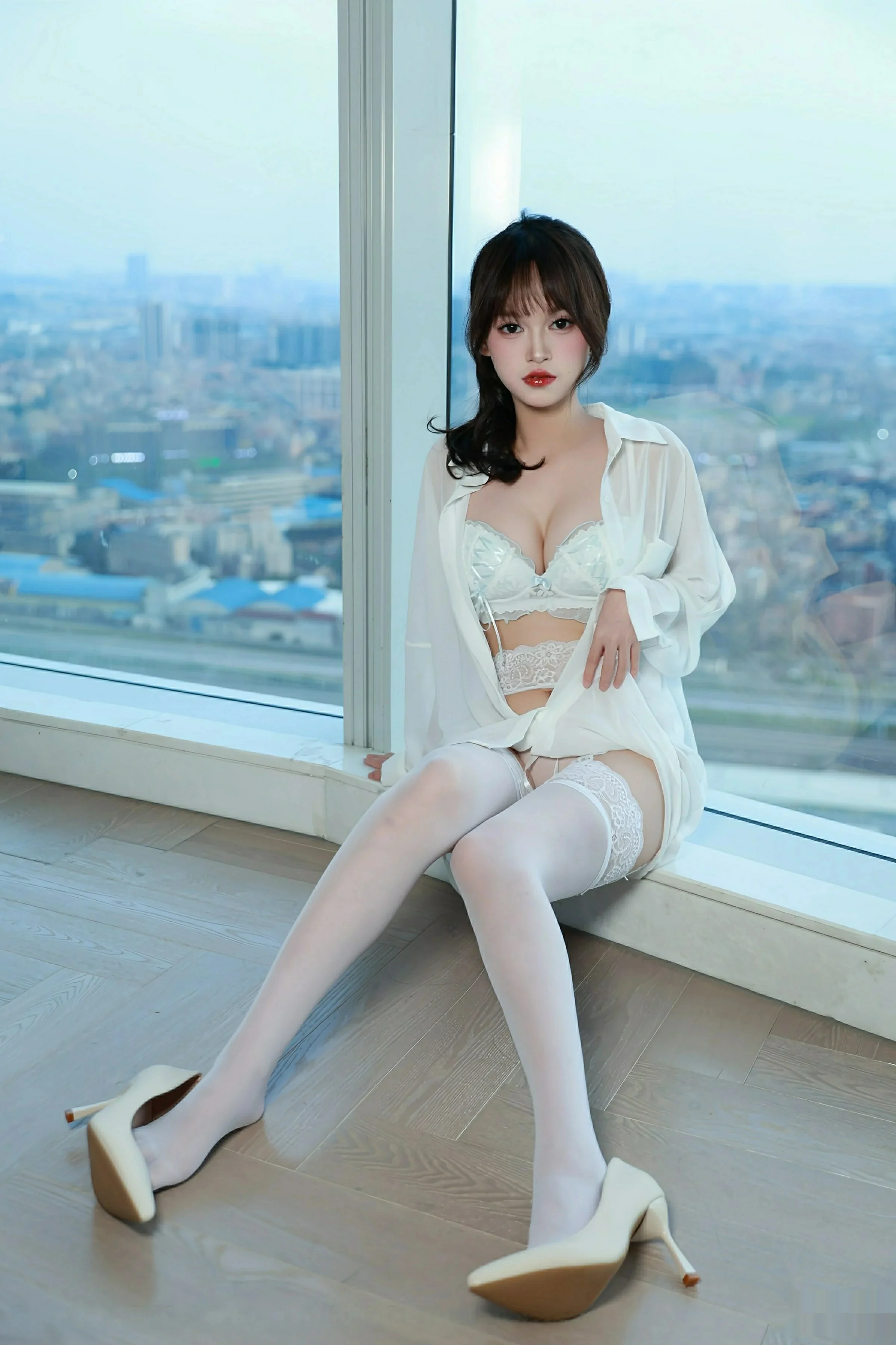 糯咪性感白色衬衫露白色内衣配白丝吊袜秀完美身材绝美写真 第 7 张