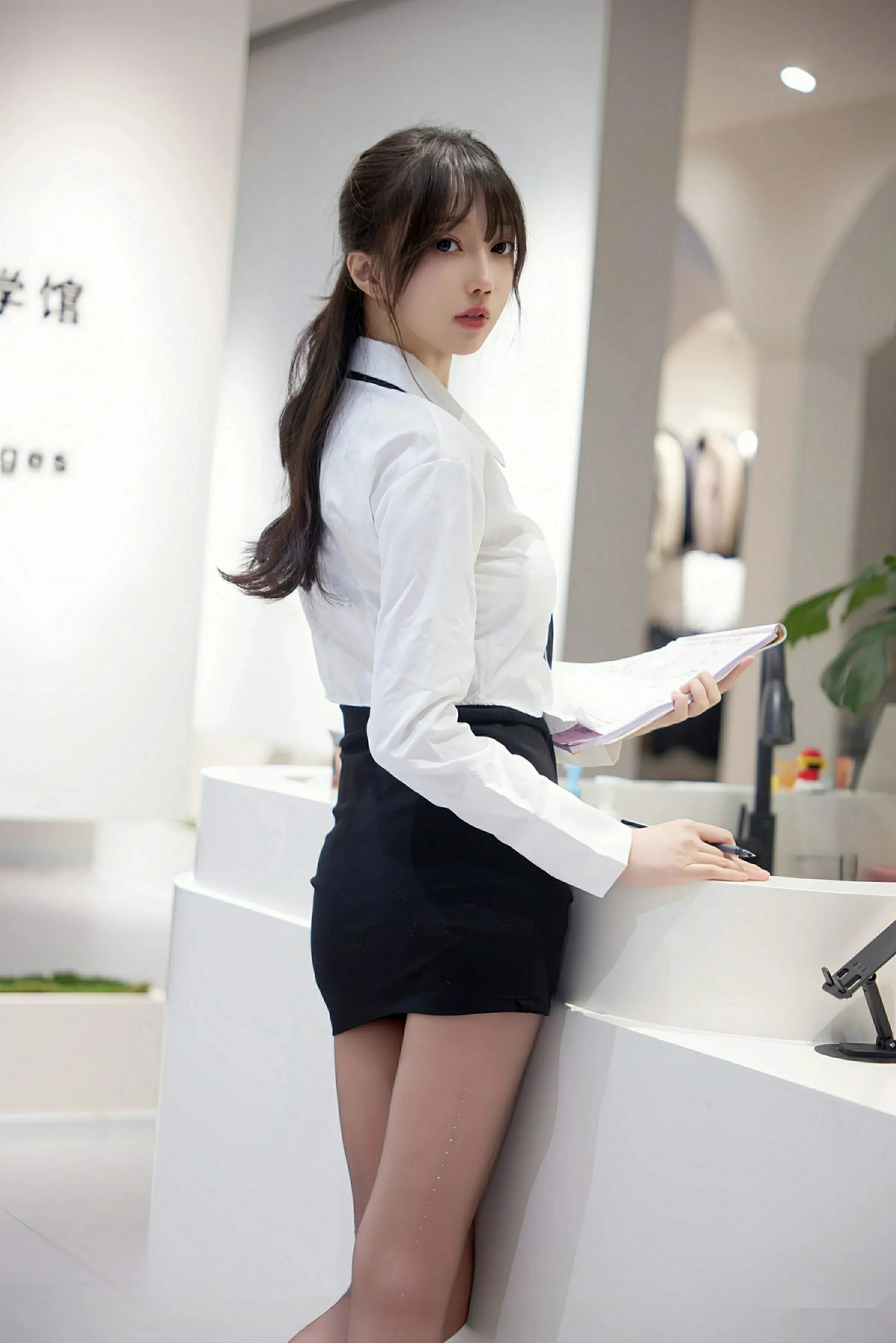 玥儿玥er性感白色衬衫配黑色短裙露超薄黑丝秀美腿绝美写真 第 10 张
