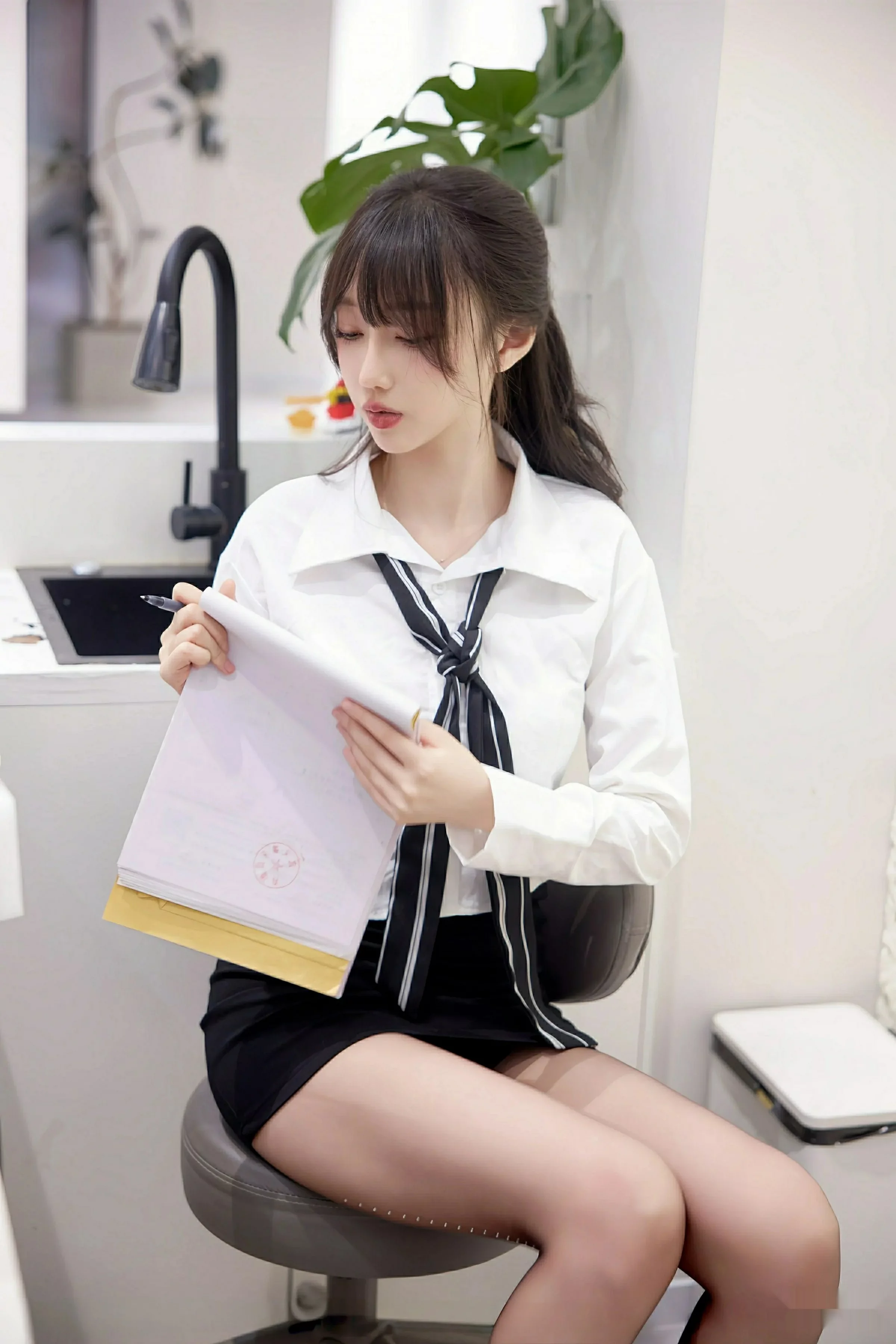 玥儿玥er性感白色衬衫配黑色短裙露超薄黑丝秀美腿绝美写真 第 15 张