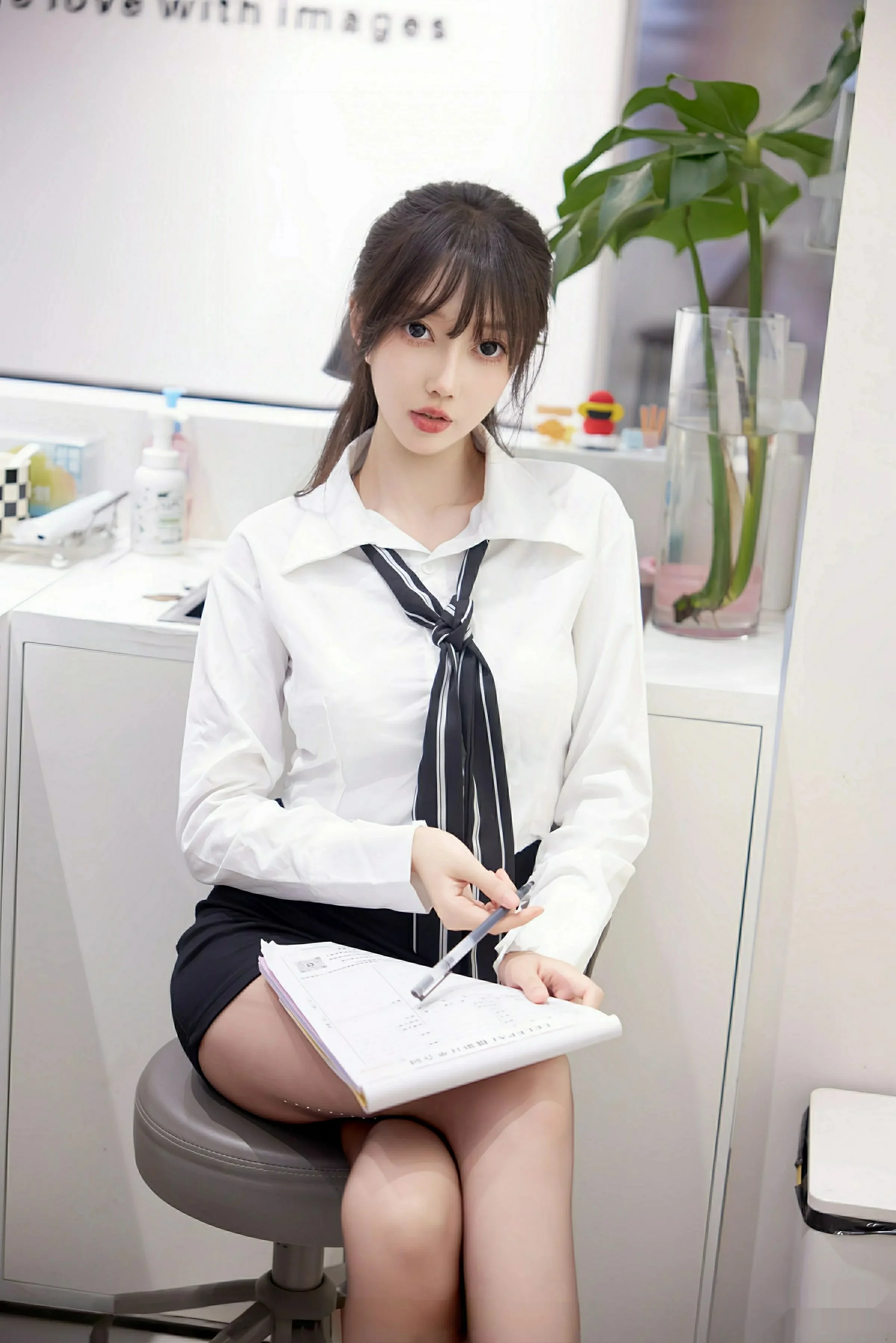 玥儿玥er性感白色衬衫配黑色短裙露超薄黑丝秀美腿绝美写真 第 23 张