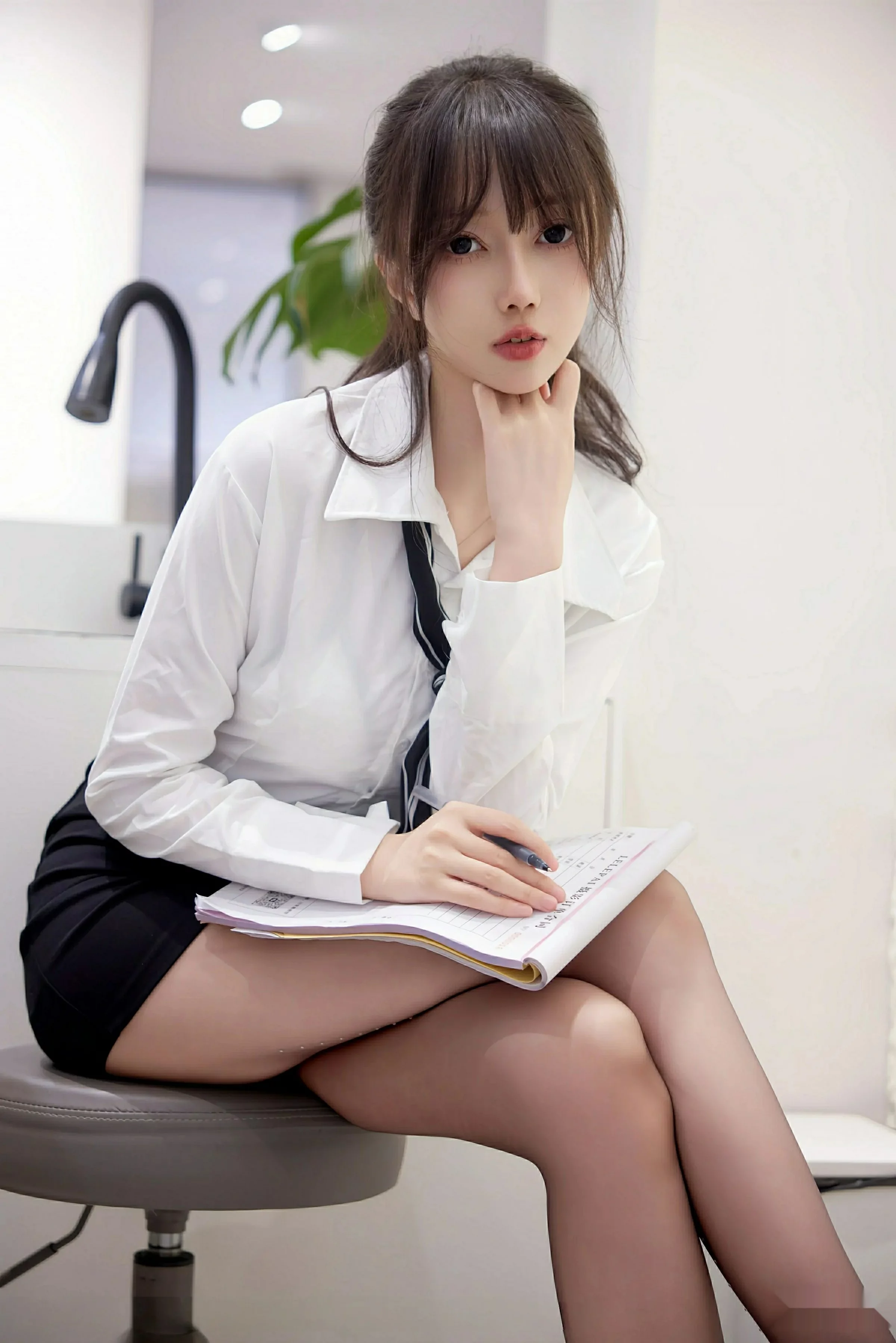 玥儿玥er性感白色衬衫配黑色短裙露超薄黑丝秀美腿绝美写真 第 24 张