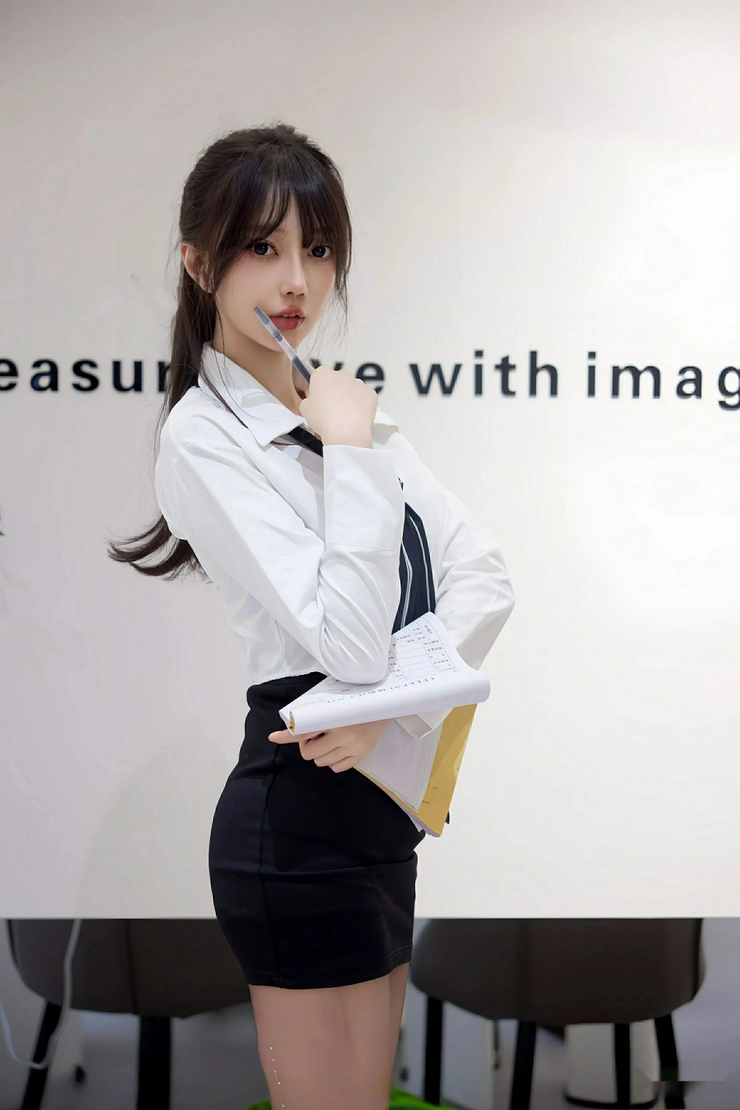 玥儿玥er性感白色衬衫配黑色短裙露超薄黑丝秀美腿绝美写真 第 28 张