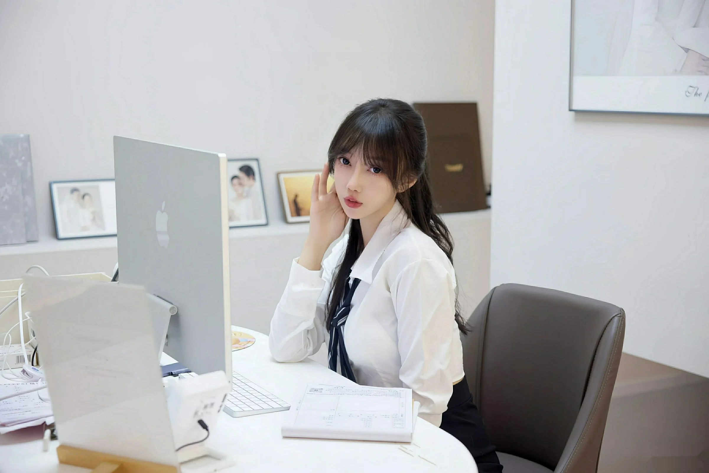 玥儿玥er性感白色衬衫配黑色短裙露超薄黑丝秀美腿绝美写真 第 36 张