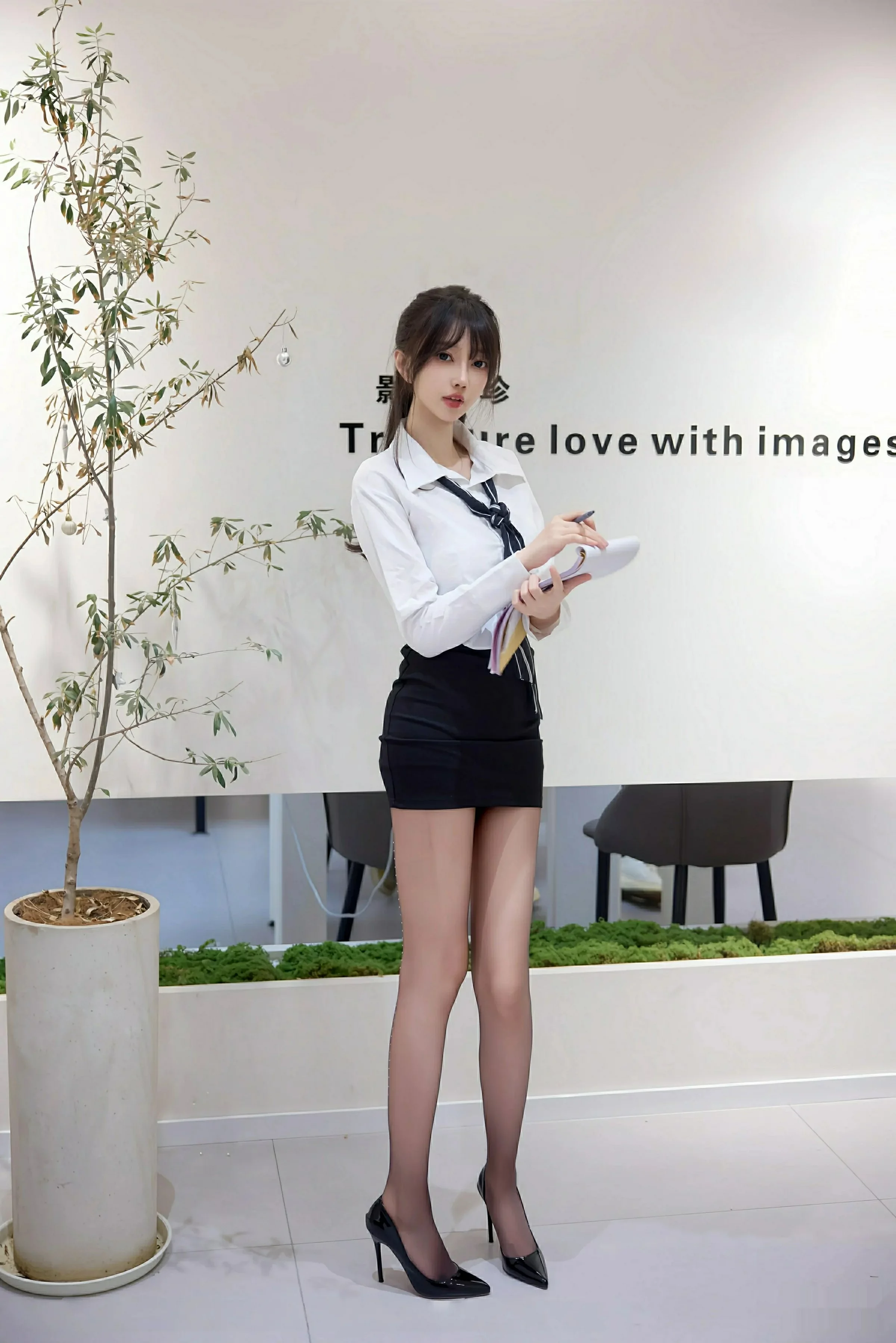玥儿玥er性感白色衬衫配黑色短裙露超薄黑丝秀美腿绝美写真 第 37 张