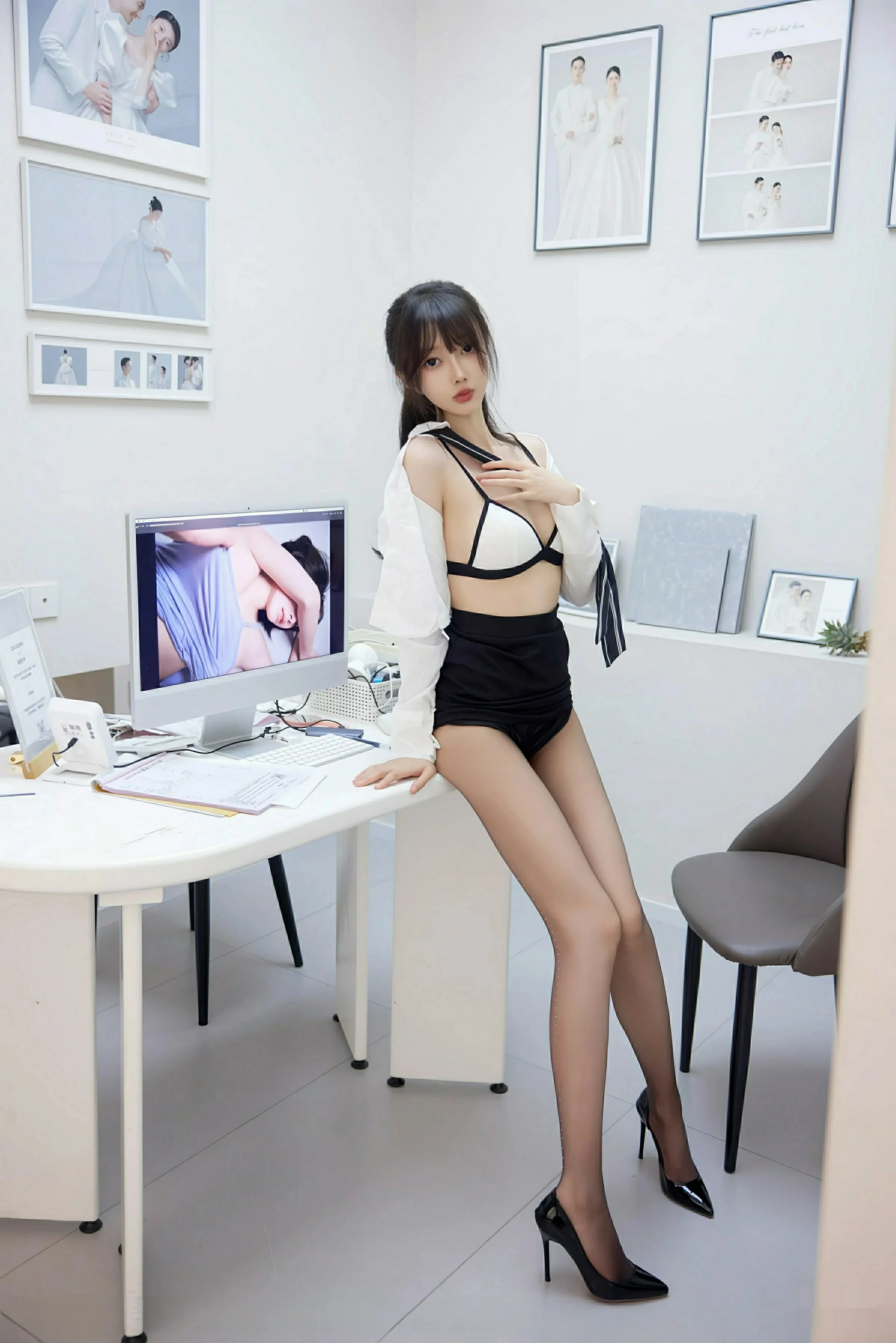 玥儿玥er性感白色衬衫配黑色短裙露超薄黑丝秀美腿绝美写真 第 83 张