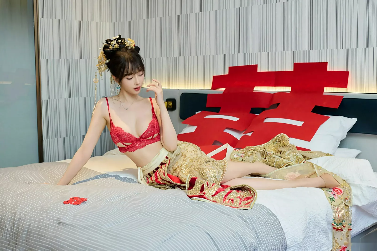 玥儿玥er性感红色蕾丝内衣配超薄肉丝秀完美身材绝美写真 第 37 张