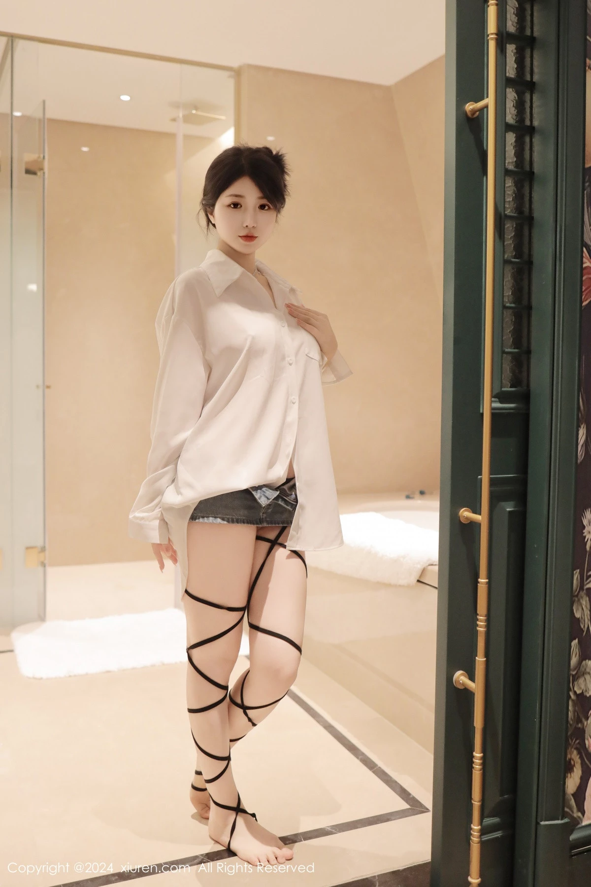 陈小花浴室性感白色轻透上衣配牛仔短裤秀曼妙身姿绝美写真 第 1 张