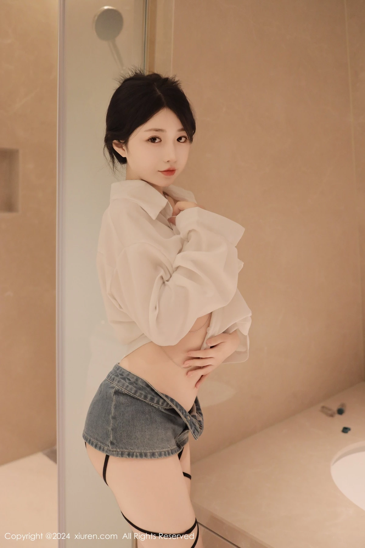 陈小花浴室性感白色轻透上衣配牛仔短裤秀曼妙身姿绝美写真 第 11 张