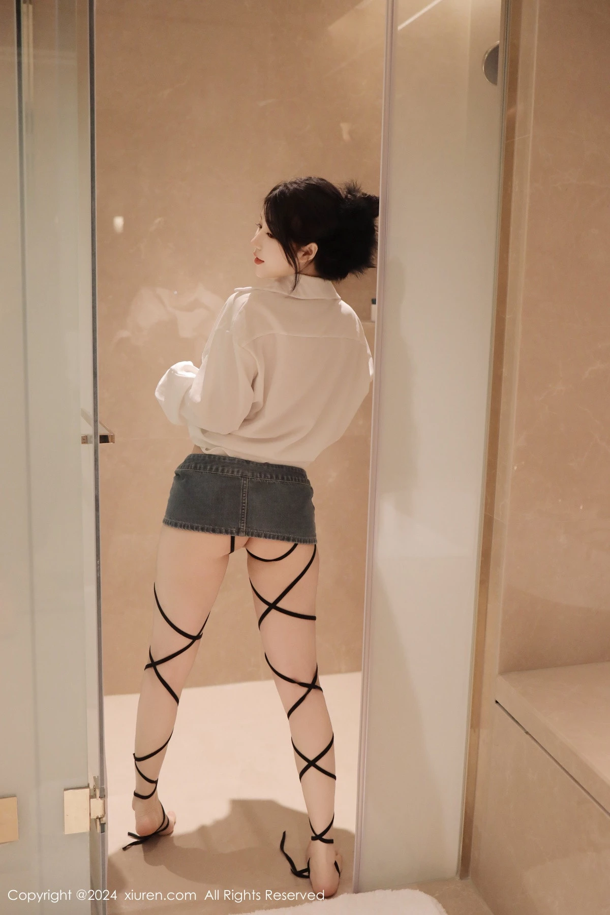 陈小花浴室性感白色轻透上衣配牛仔短裤秀曼妙身姿绝美写真 第 16 张