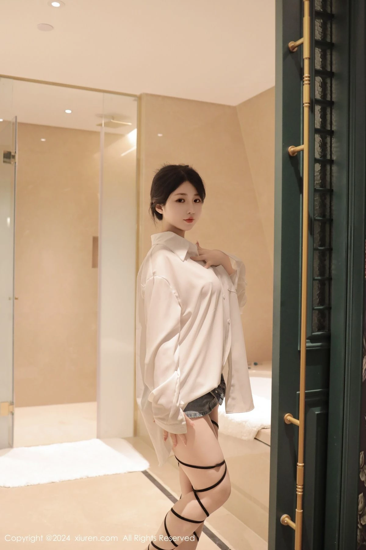 陈小花浴室性感白色轻透上衣配牛仔短裤秀曼妙身姿绝美写真 第 2 张