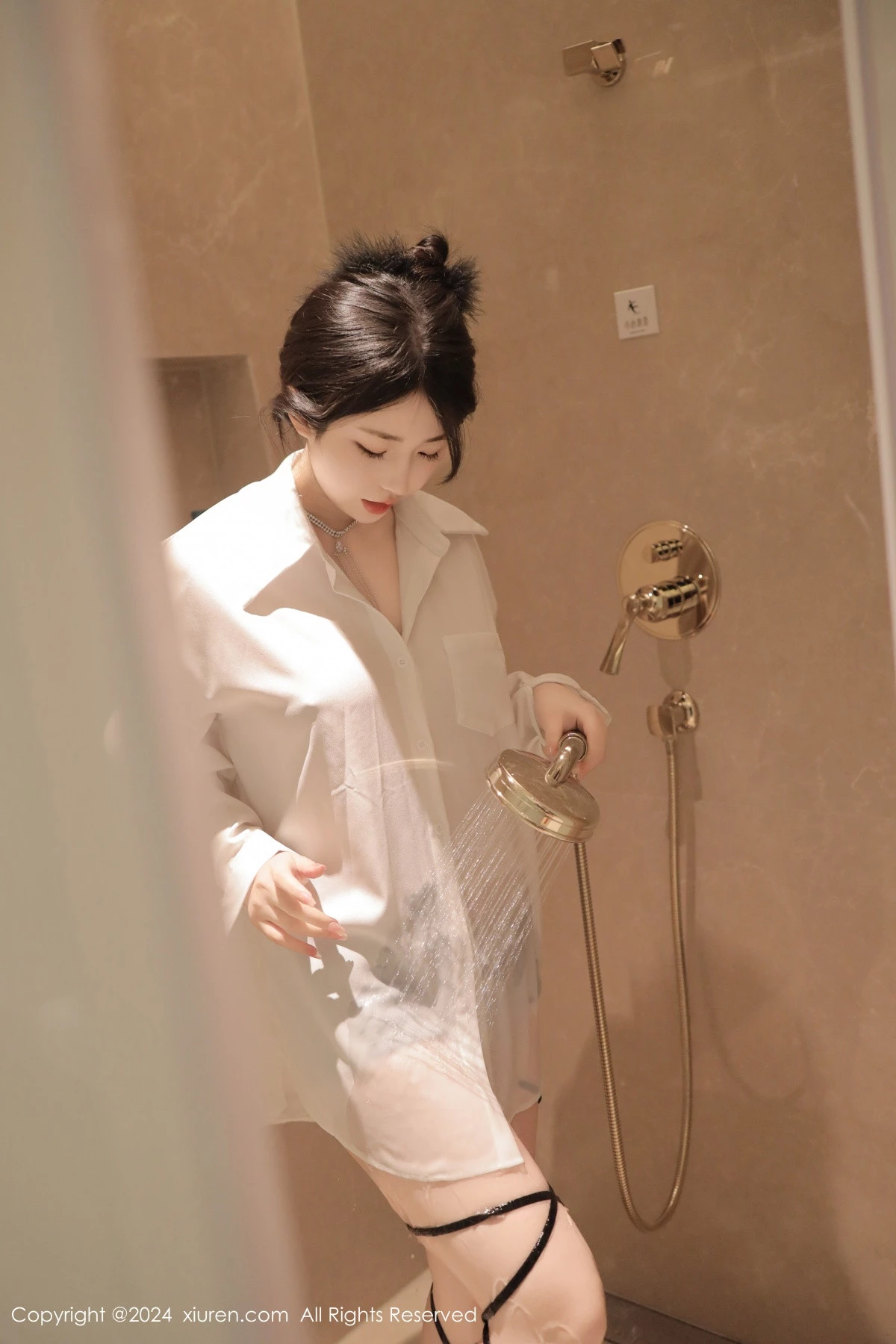 陈小花浴室性感白色轻透上衣配牛仔短裤秀曼妙身姿绝美写真 第 20 张