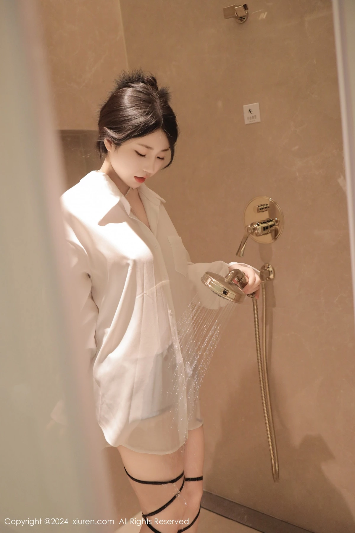陈小花浴室性感白色轻透上衣配牛仔短裤秀曼妙身姿绝美写真 第 21 张