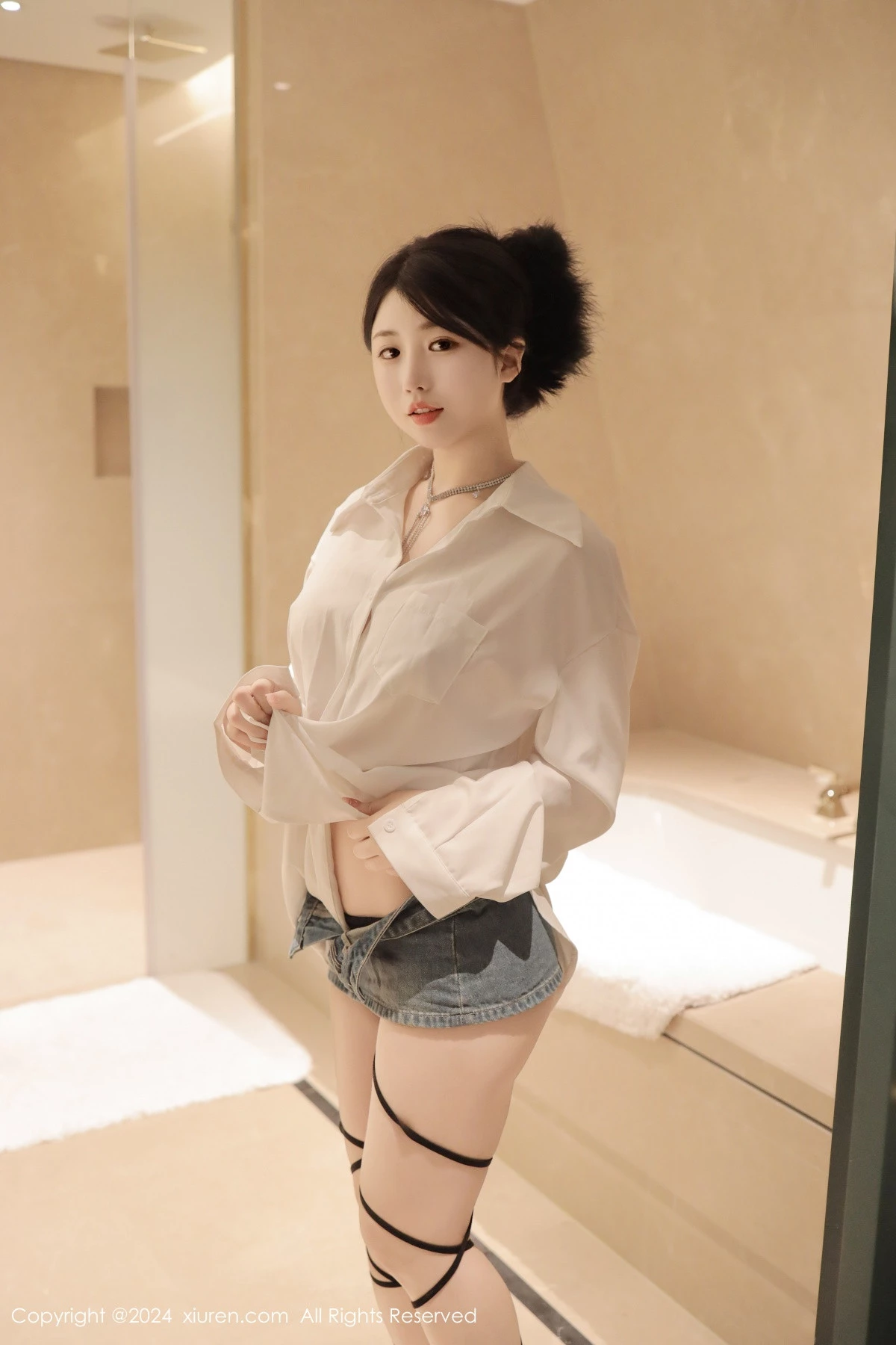 陈小花浴室性感白色轻透上衣配牛仔短裤秀曼妙身姿绝美写真 第 3 张