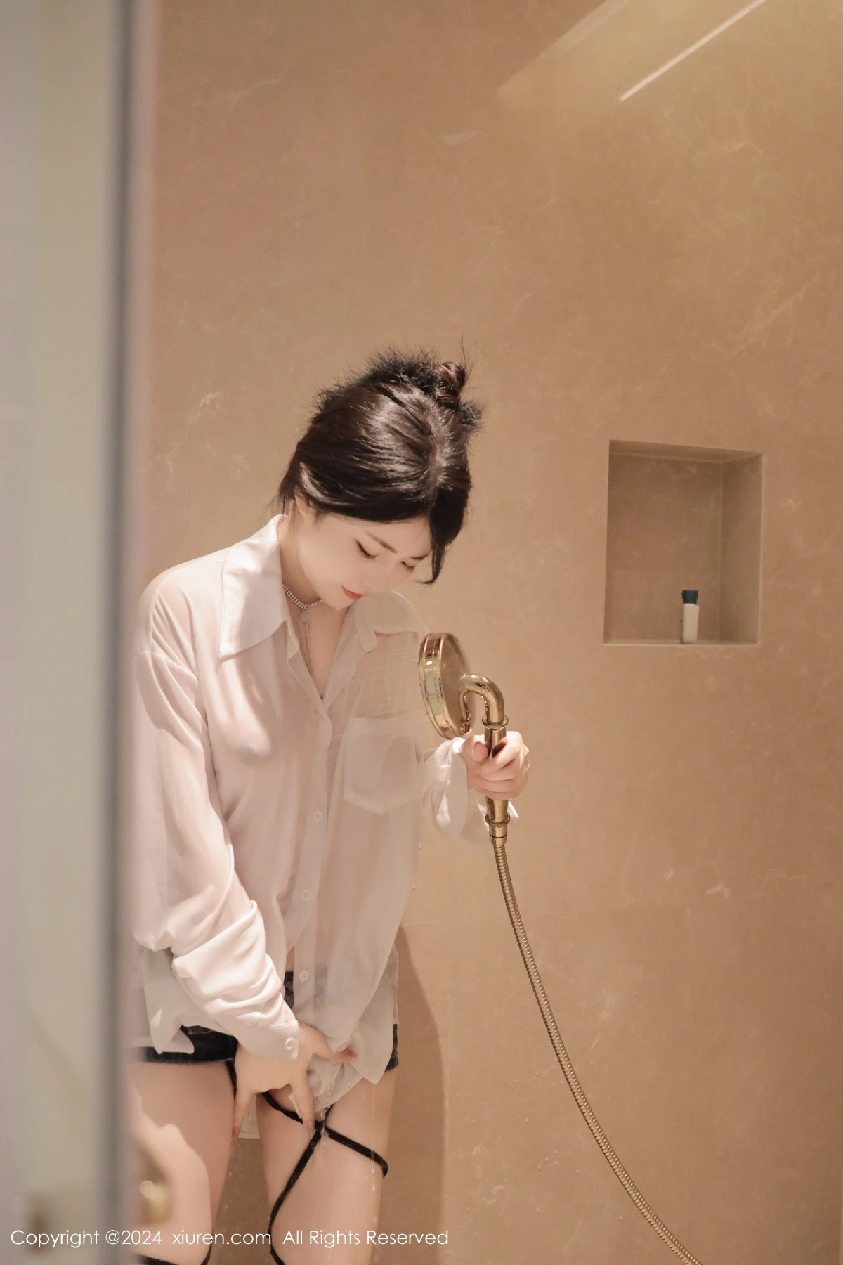 陈小花浴室性感白色轻透上衣配牛仔短裤秀曼妙身姿绝美写真 第 32 张