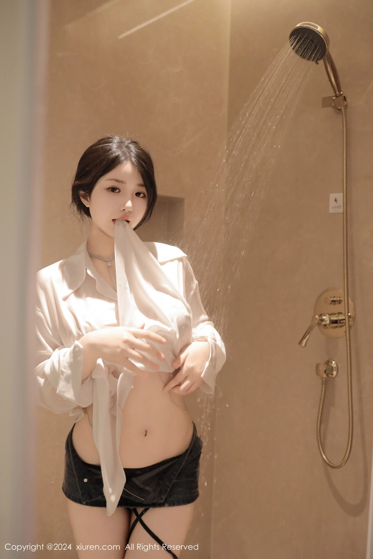 陈小花浴室性感白色轻透上衣配牛仔短裤秀曼妙身姿绝美写真 第 39 张