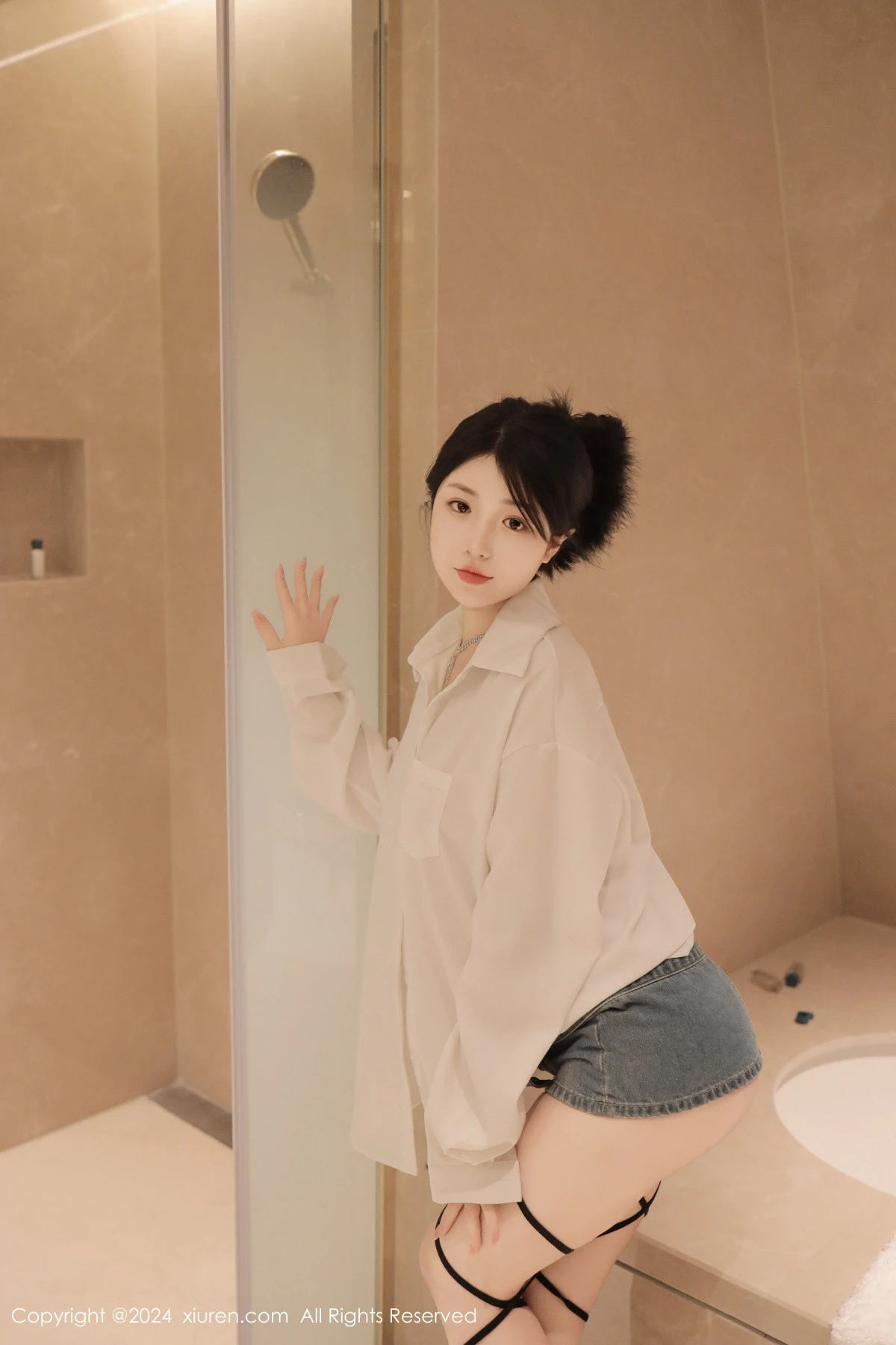 陈小花浴室性感白色轻透上衣配牛仔短裤秀曼妙身姿绝美写真 第 8 张