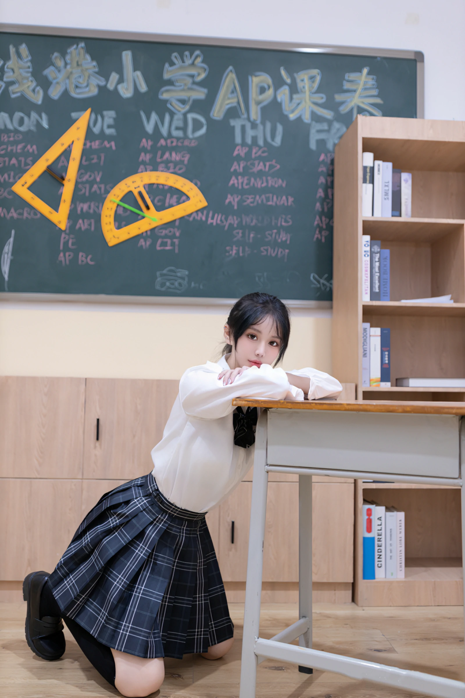 [秀人付费] 幼幼 诱人私拍福利 教室调教 第 10 张