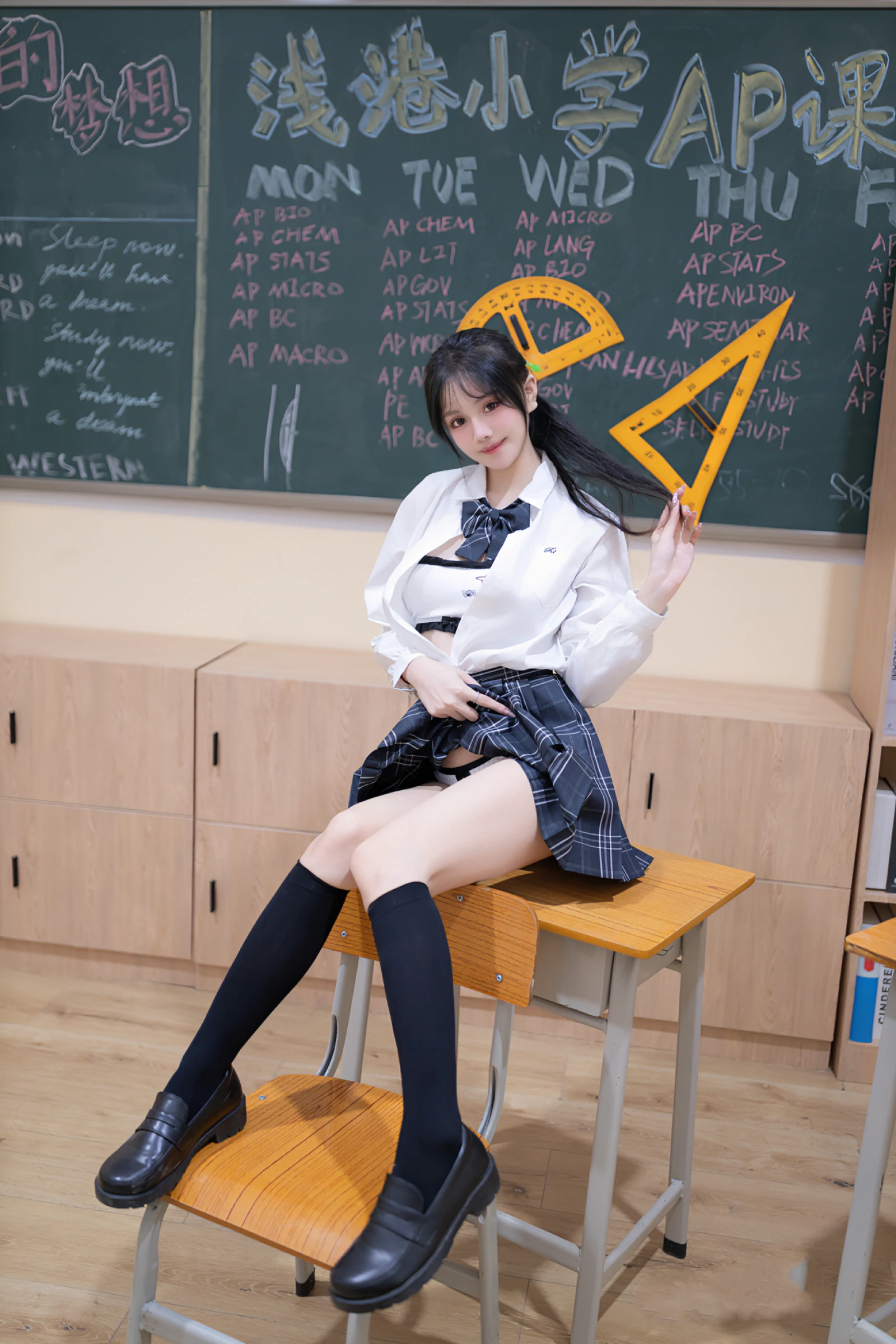 [秀人付费] 幼幼 诱人私拍福利 教室调教 第 13 张
