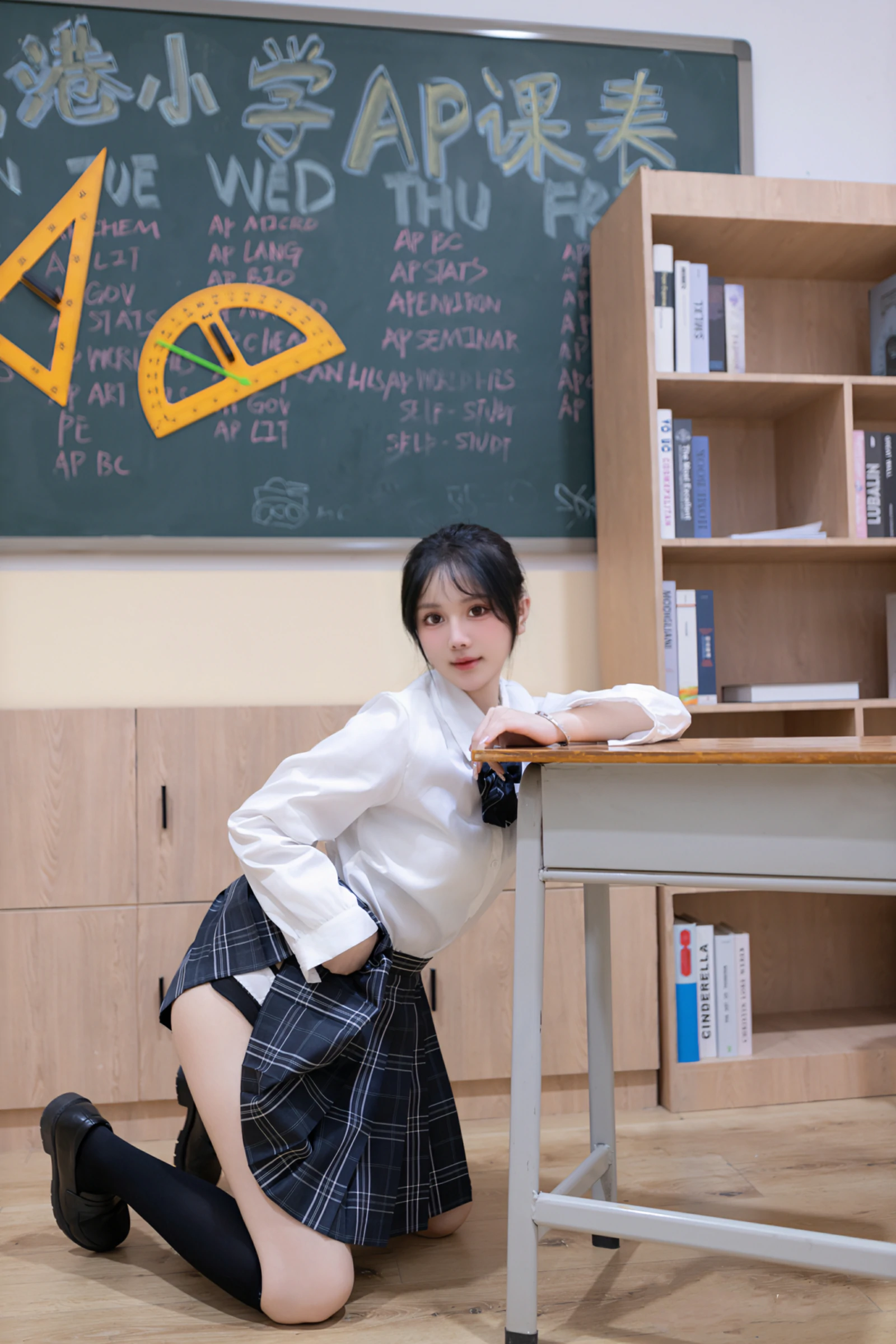 [秀人付费] 幼幼 诱人私拍福利 教室调教 第 18 张
