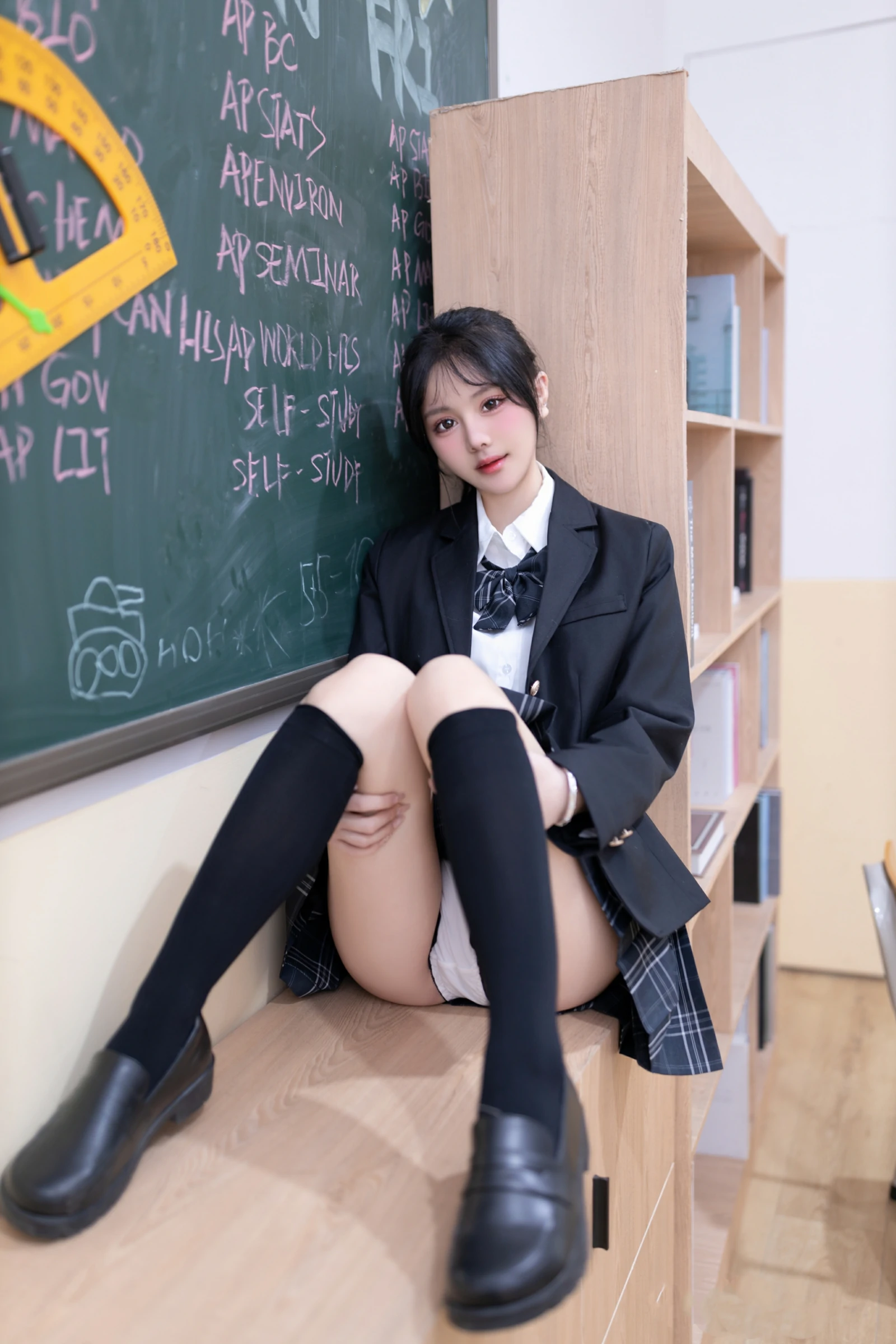 [秀人付费] 幼幼 诱人私拍福利 教室调教 第 2 张
