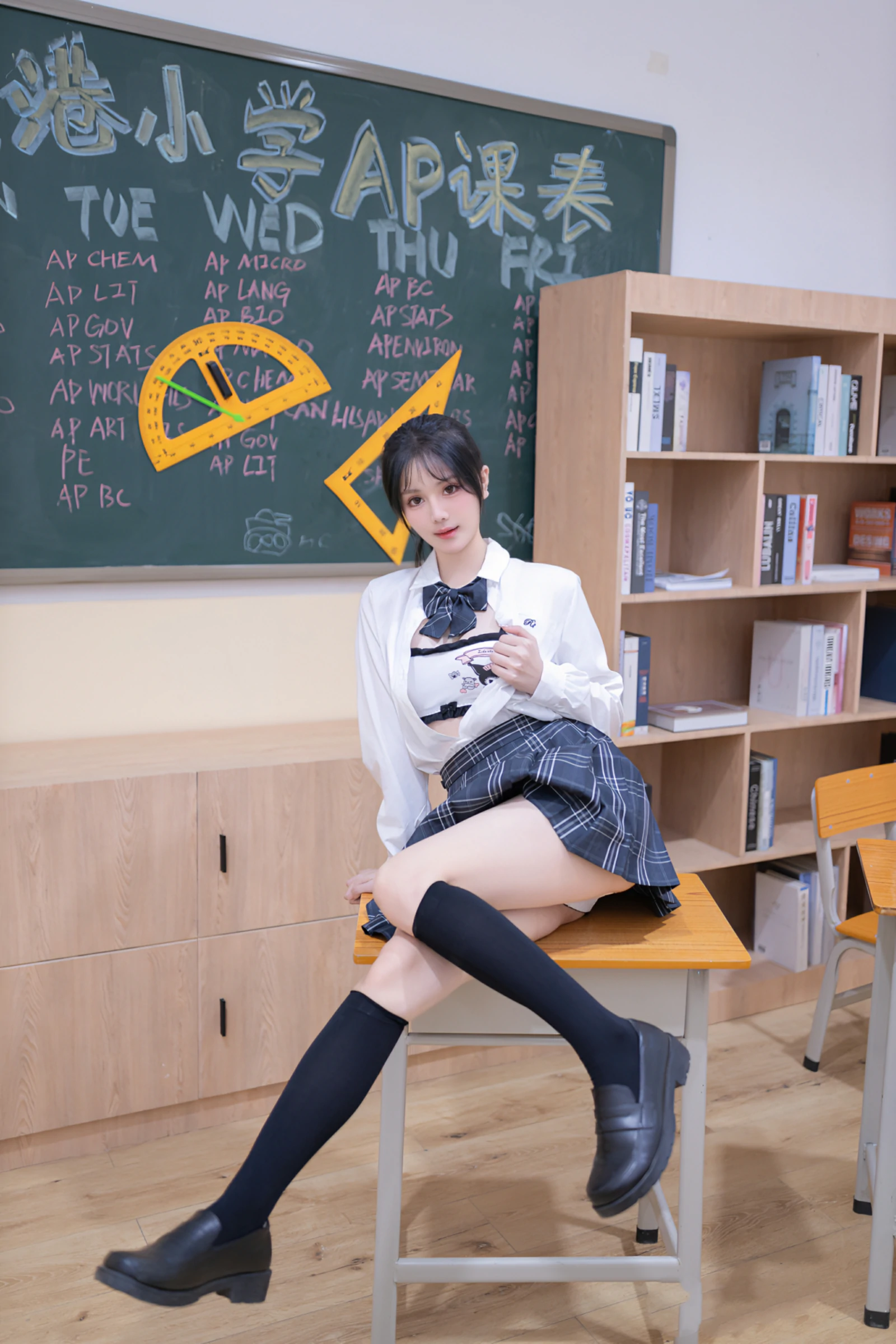 [秀人付费] 幼幼 诱人私拍福利 教室调教 第 20 张