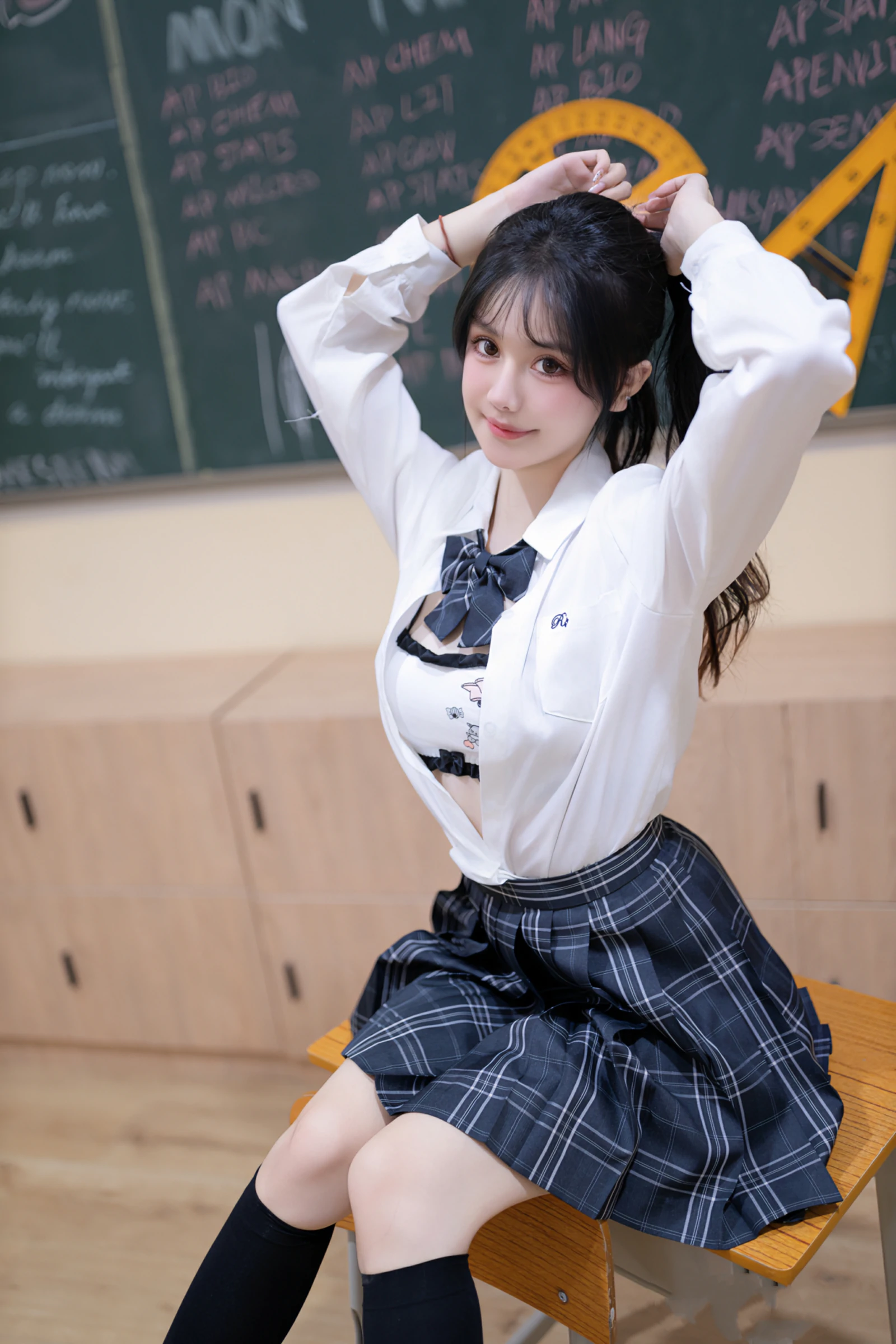 [秀人付费] 幼幼 诱人私拍福利 教室调教 第 23 张