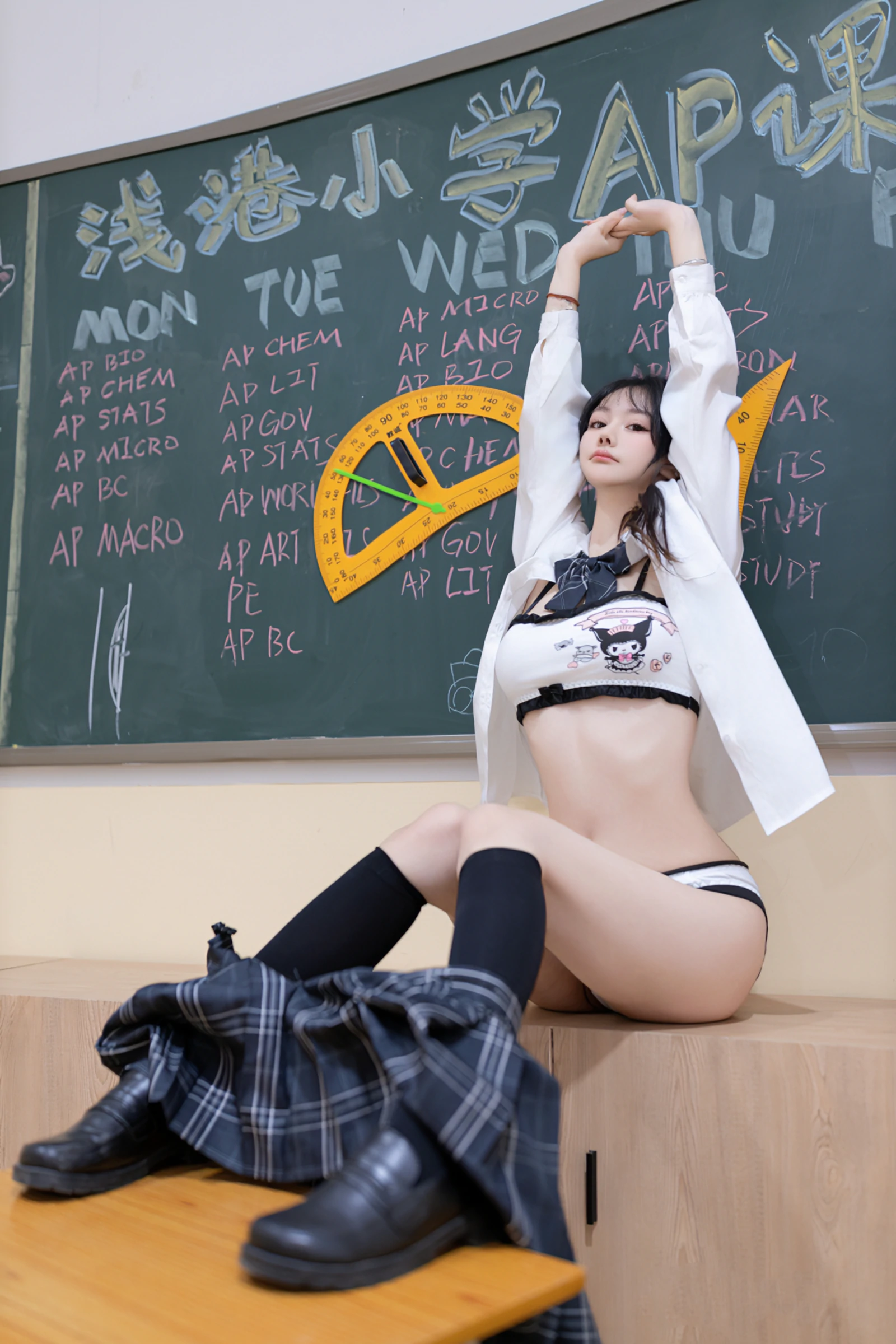 [秀人付费] 幼幼 诱人私拍福利 教室调教 第 37 张