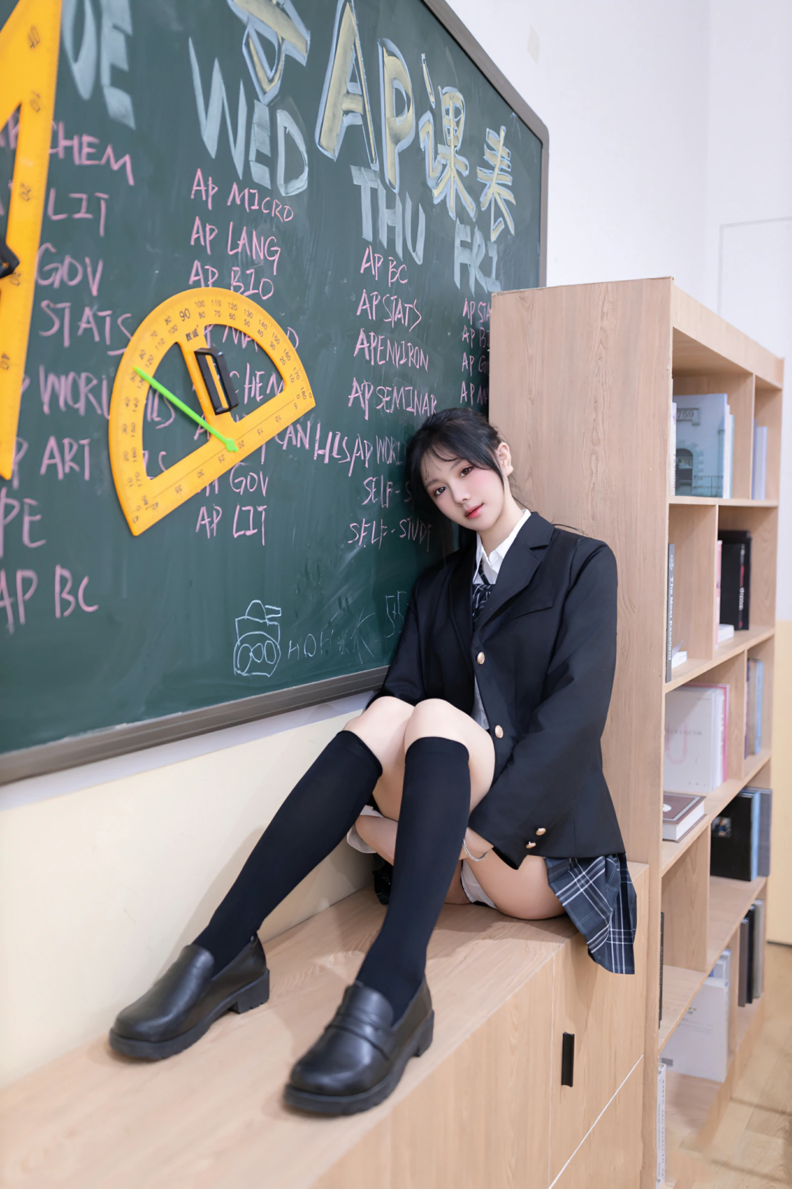 [秀人付费] 幼幼 诱人私拍福利 教室调教 第 4 张