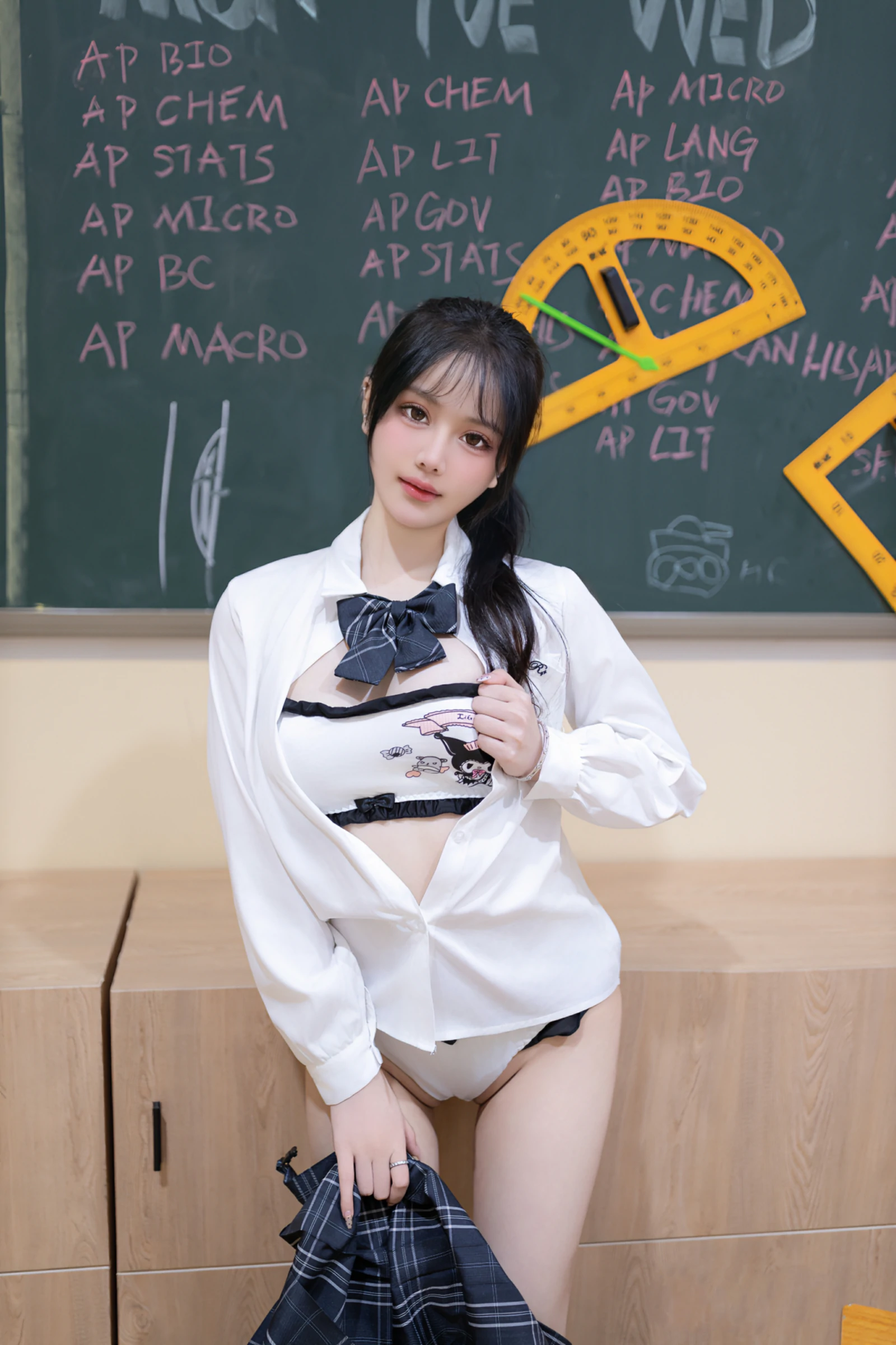 [秀人付费] 幼幼 诱人私拍福利 教室调教 第 86 张