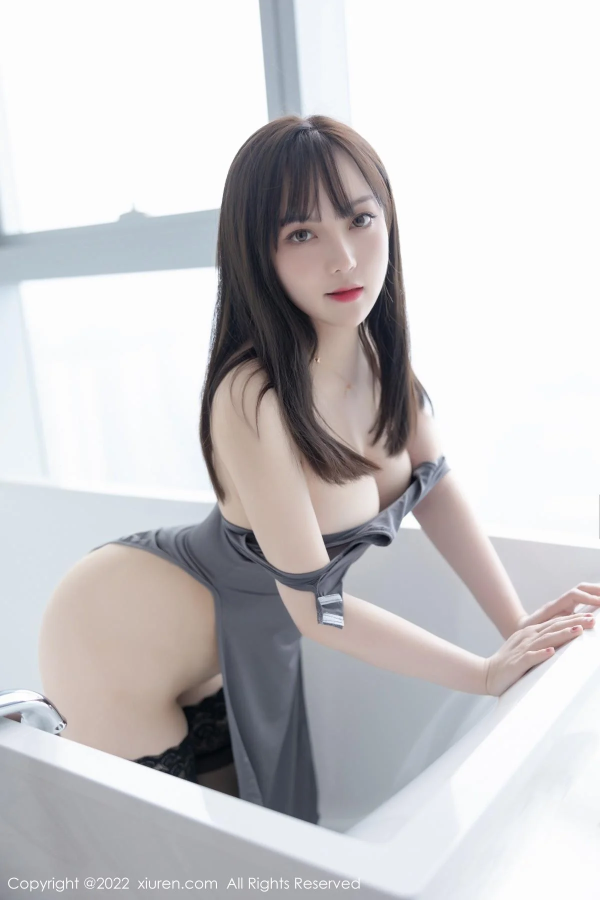 豆瓣酱厦门旅拍灰色露肩短裙配蕾丝袜秀丰满身材绝美写真 第 36 张