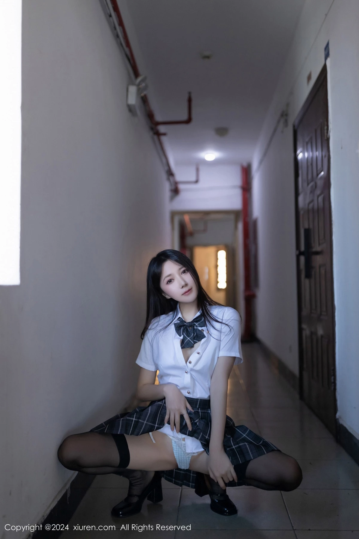 鱼子酱Fish性感白色衬衫配格子短裙露超薄黑丝撩人绝美写真 第 12 张