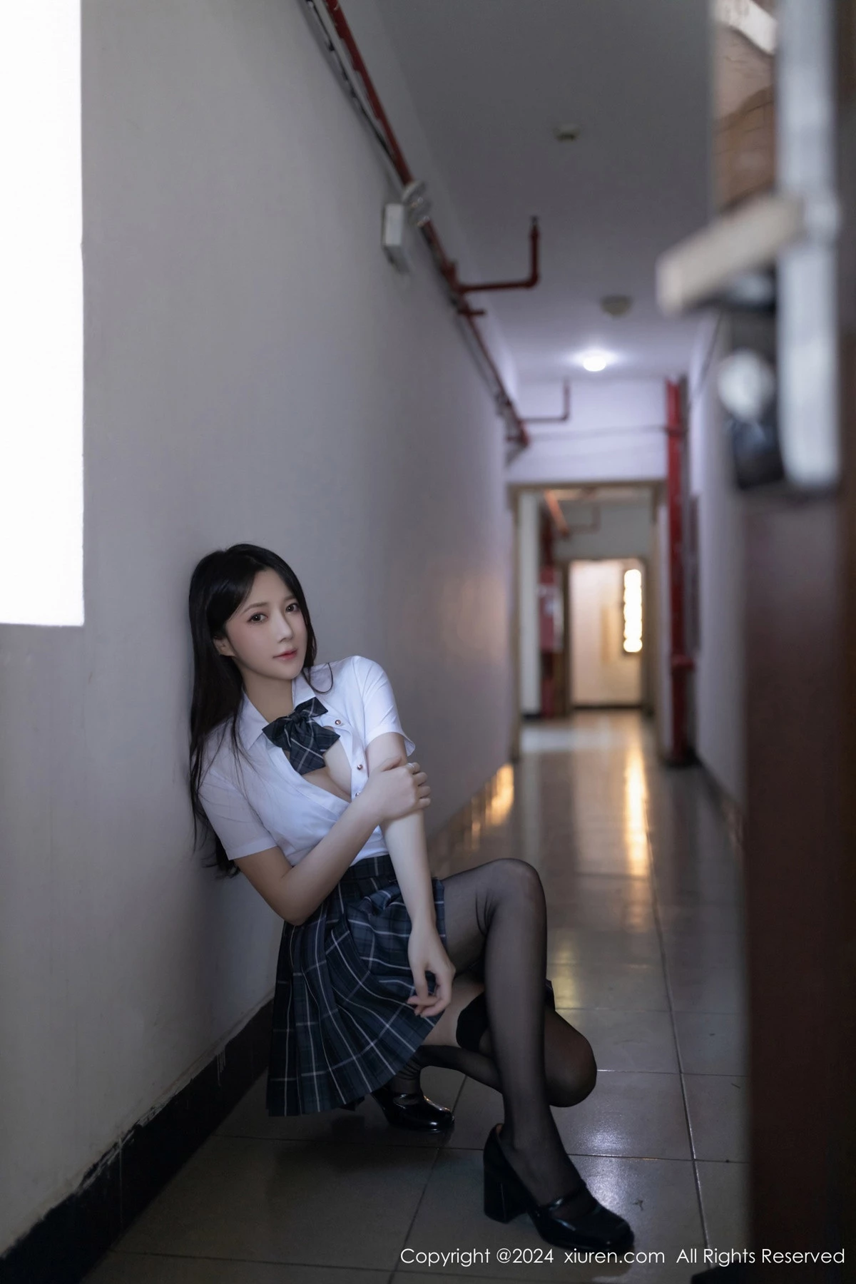 鱼子酱Fish性感白色衬衫配格子短裙露超薄黑丝撩人绝美写真 第 13 张