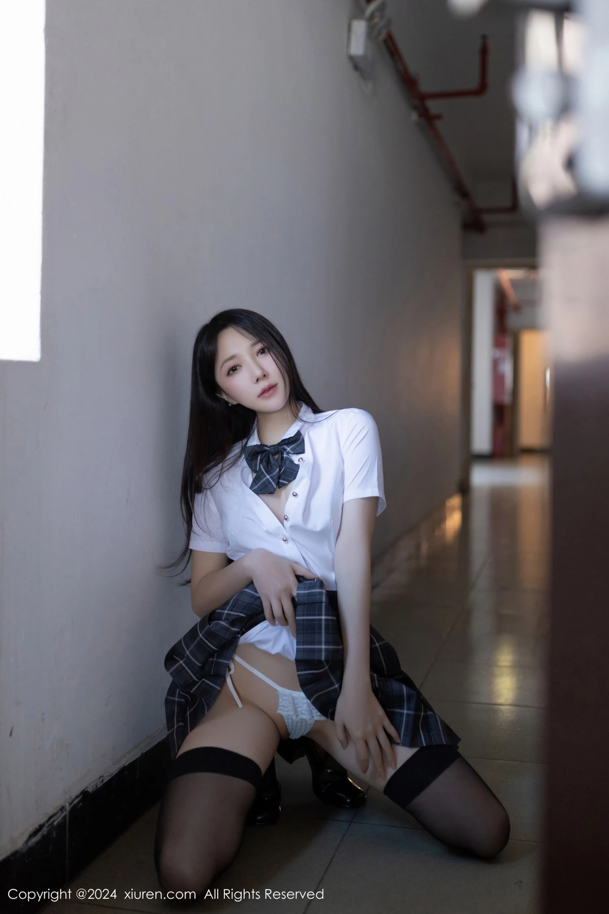 鱼子酱Fish性感白色衬衫配格子短裙露超薄黑丝撩人绝美写真 第 15 张