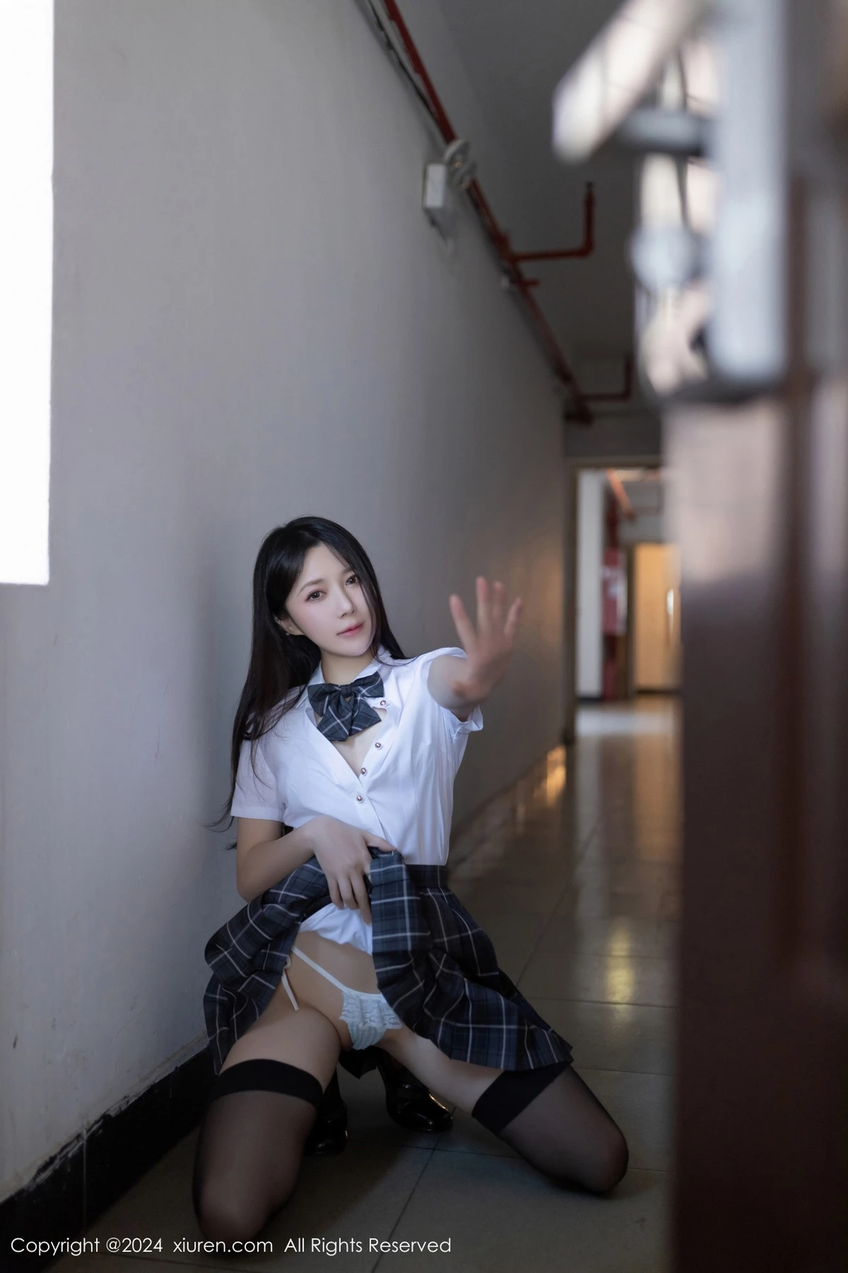 鱼子酱Fish性感白色衬衫配格子短裙露超薄黑丝撩人绝美写真 第 16 张