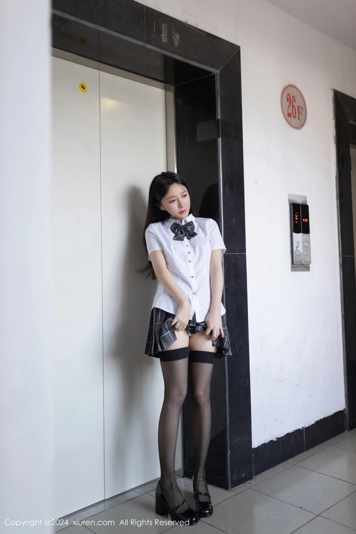 鱼子酱Fish性感白色衬衫配格子短裙露超薄黑丝撩人绝美写真 第 3 张