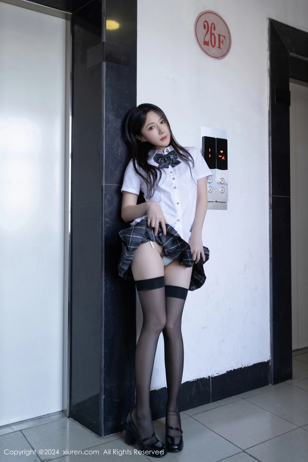 鱼子酱Fish性感白色衬衫配格子短裙露超薄黑丝撩人绝美写真 第 8 张