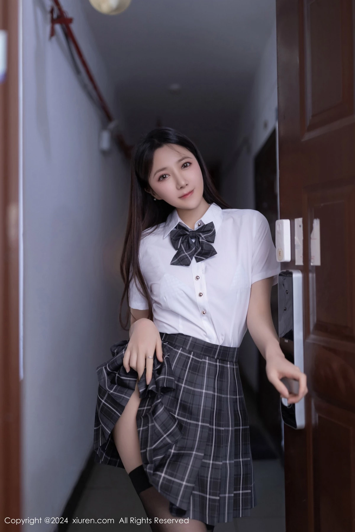 鱼子酱Fish性感白色衬衫配格子短裙露超薄黑丝撩人绝美写真 第 9 张