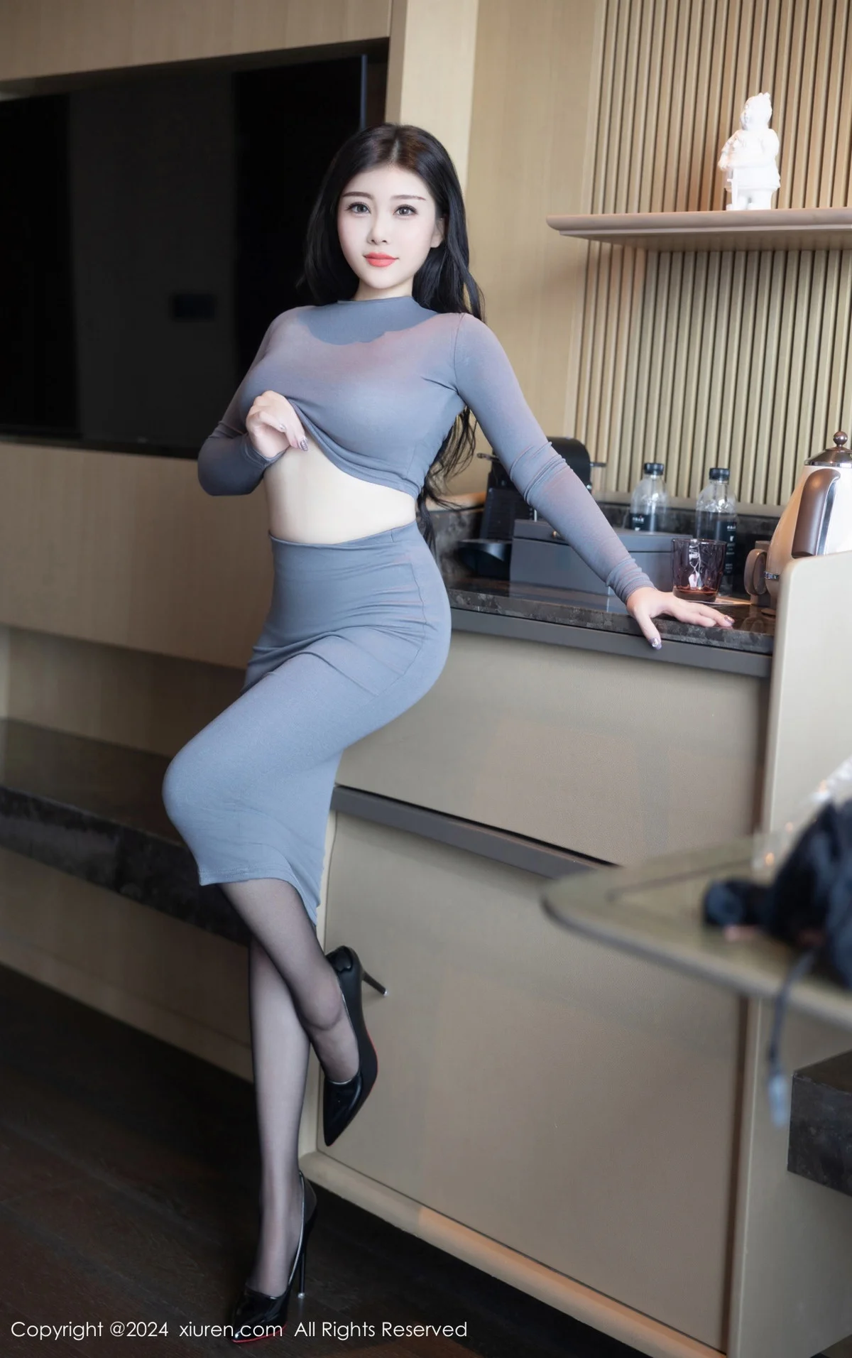 白洁Bessie性感灰色紧身服饰配黑丝袜秀丰满身材绝美写真 第 10 张