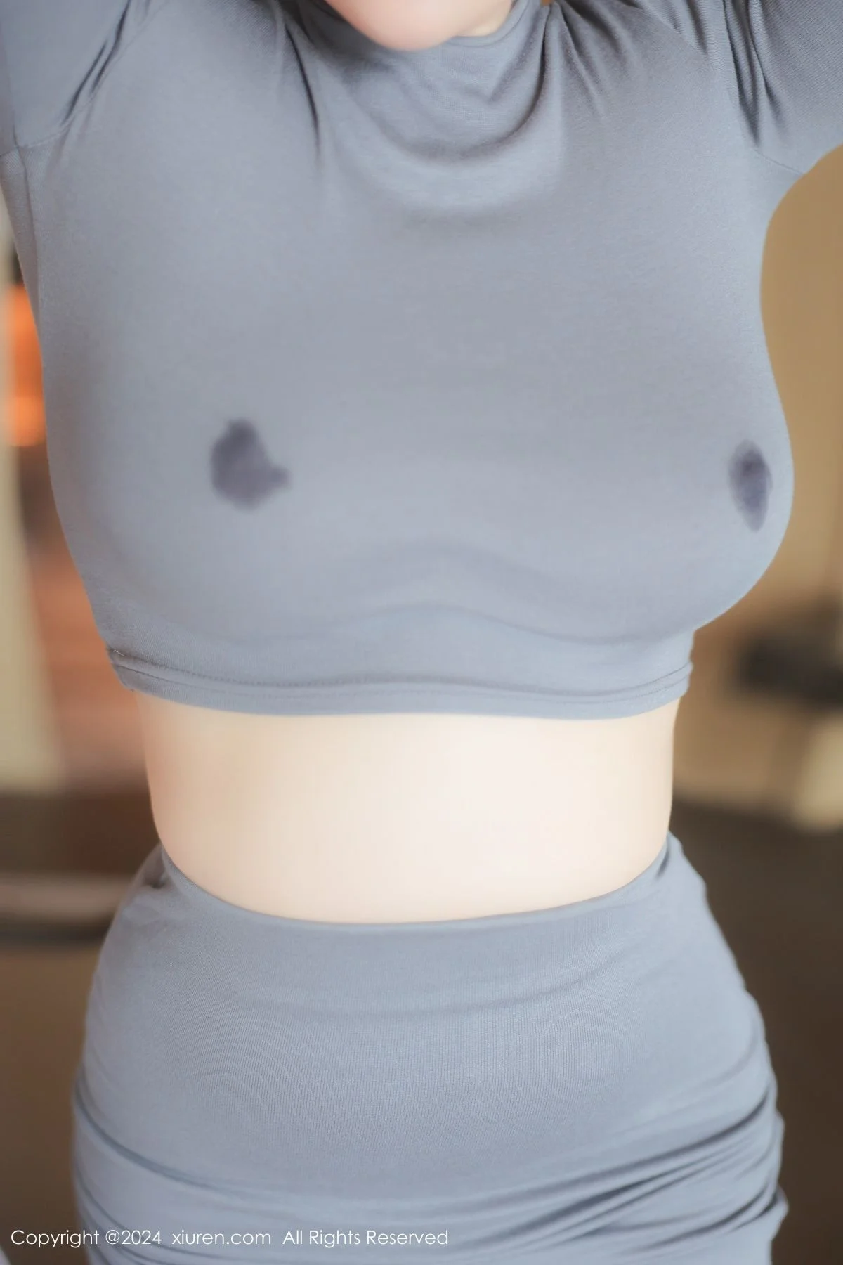 白洁Bessie性感灰色紧身服饰配黑丝袜秀丰满身材绝美写真 第 24 张